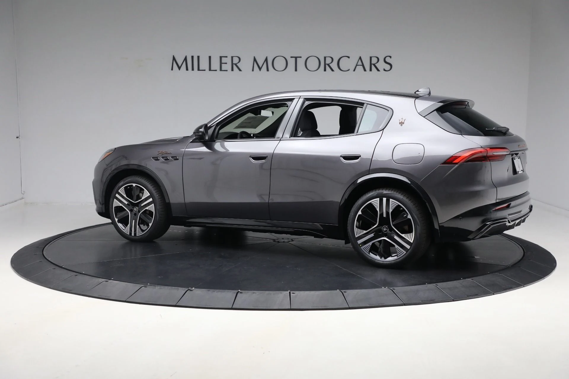 mph009_831080601_New_2025_Maserati_Grecale_Folgore_065f2d5b96