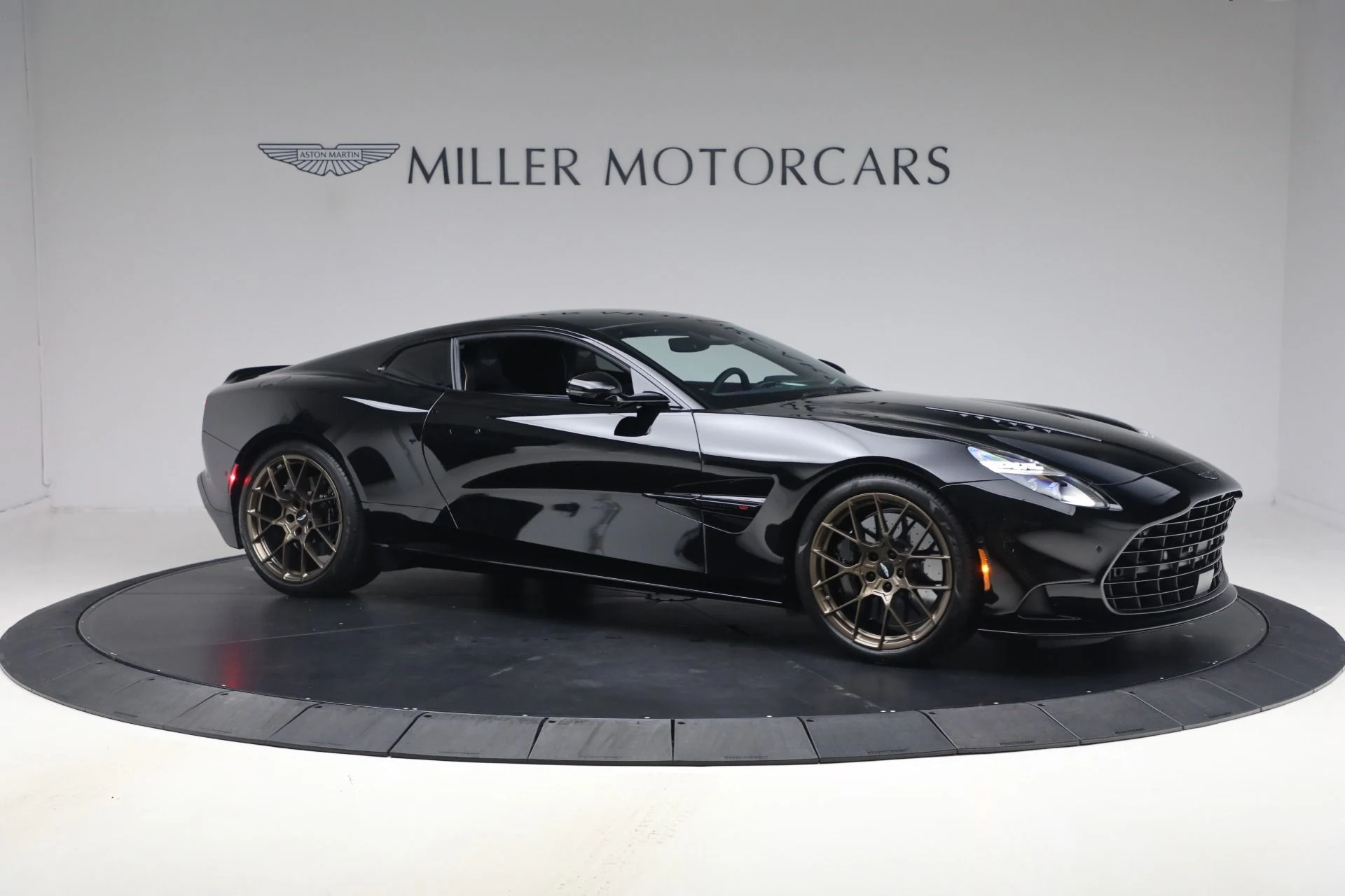 mph009_833041176_Used_2025_Aston_Martin_Vanquish_1789418284_b01456ec30