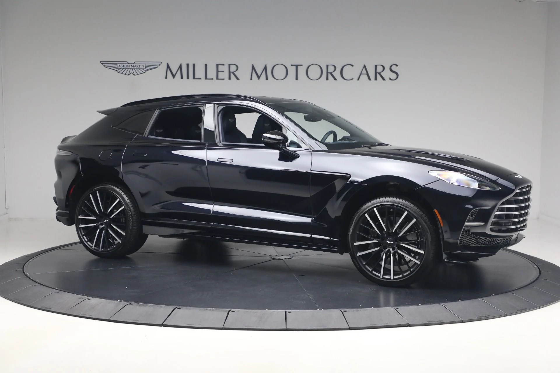 mph009_835398458_Used_2025_Aston_Martin_DBX_707_1782252493_68d39b3200