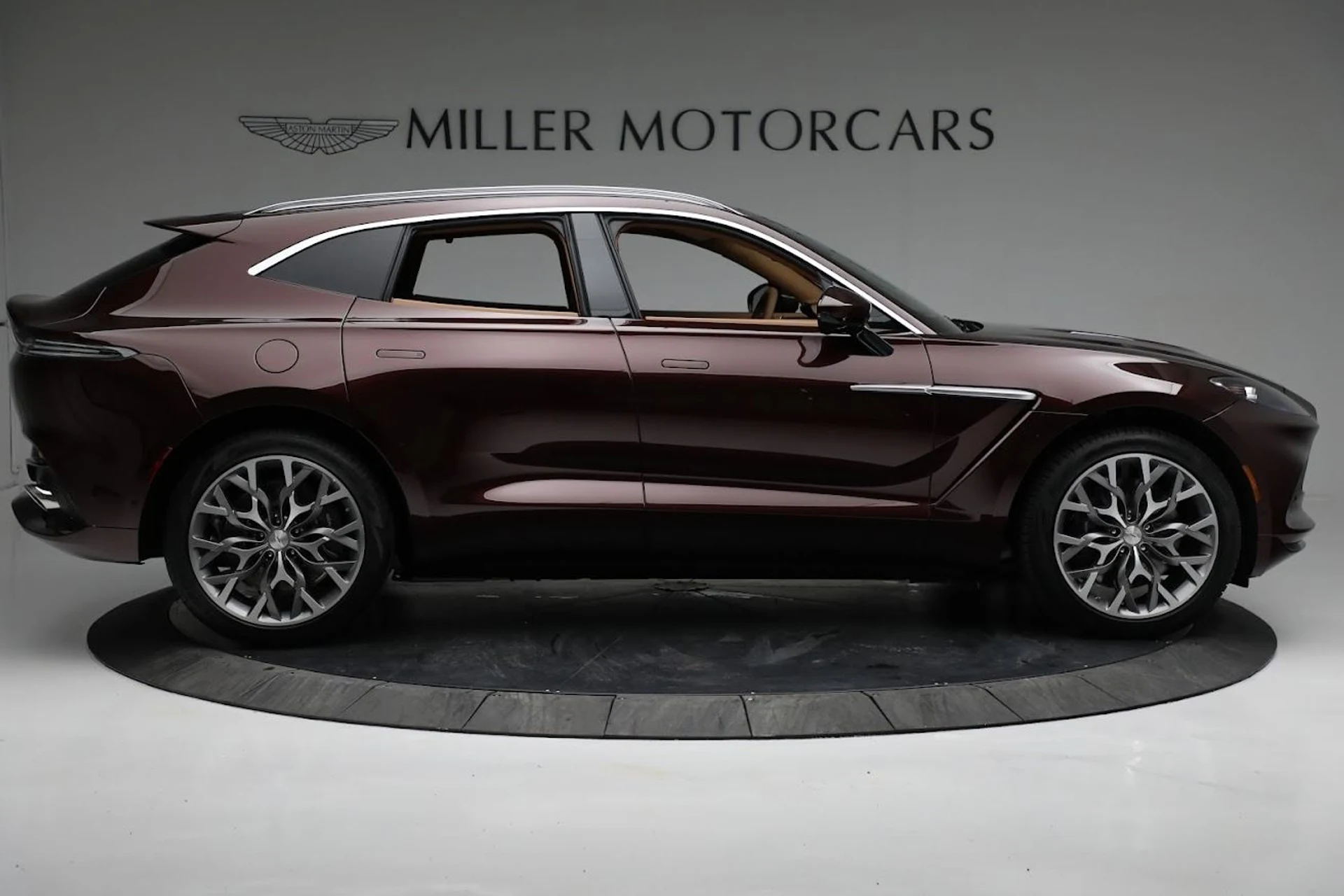 mph009_847983650_Used_2022_Aston_Martin_DBX_2b92638ac8