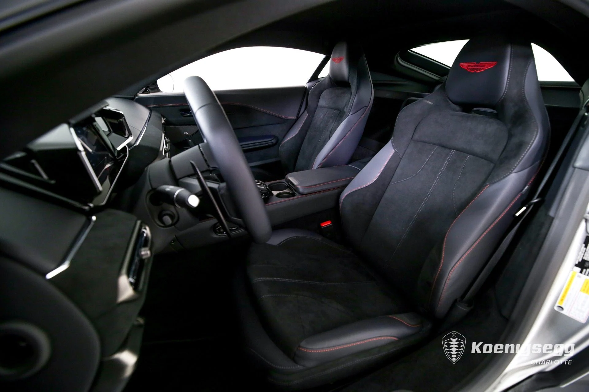 mph009_940125828_Used_2025_Aston_Martin_Vantage_1760978372_569236289e