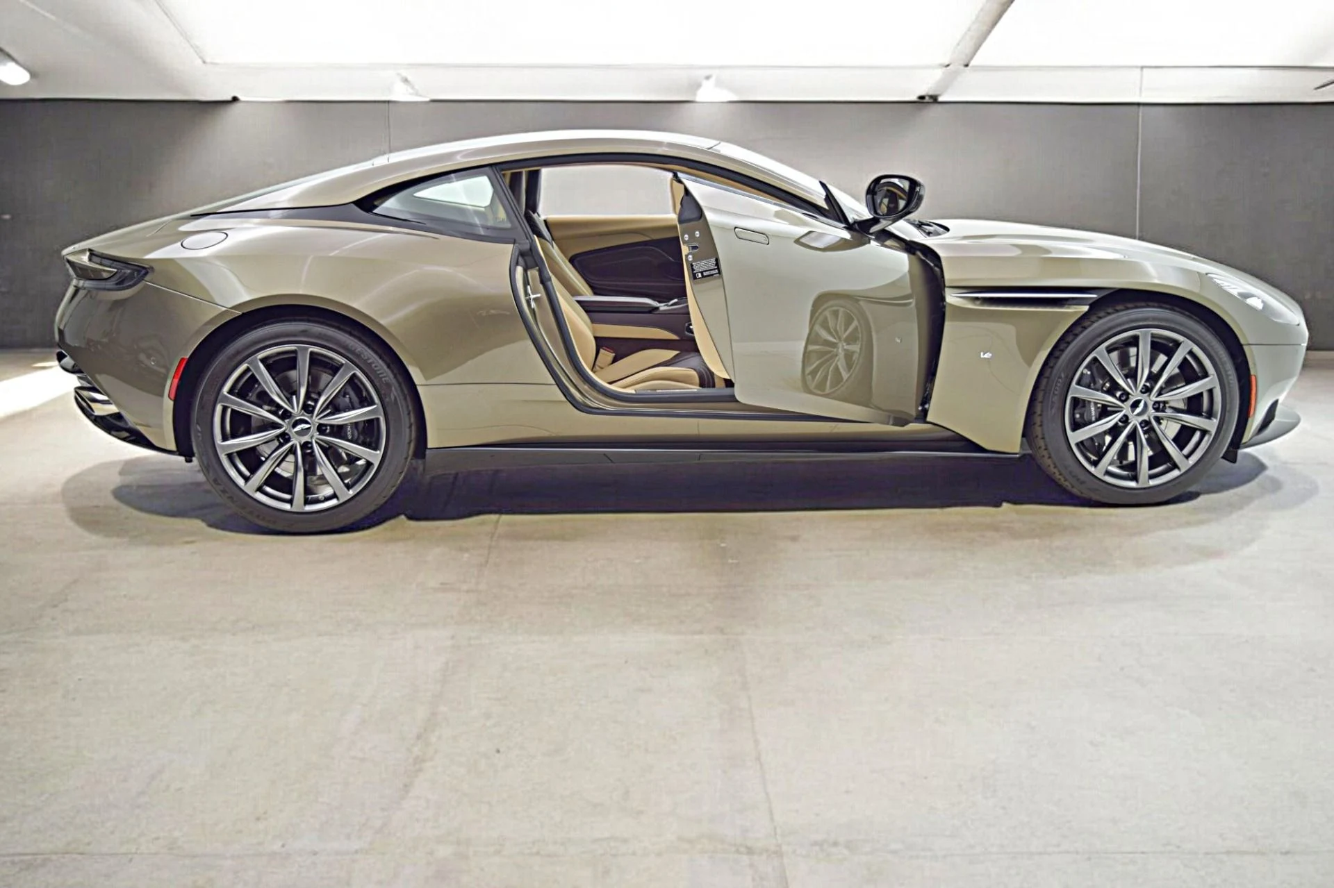 mph009_970051527_Used_2018_Aston_Martin_DB_11_V12_Coupe_4090ff8667