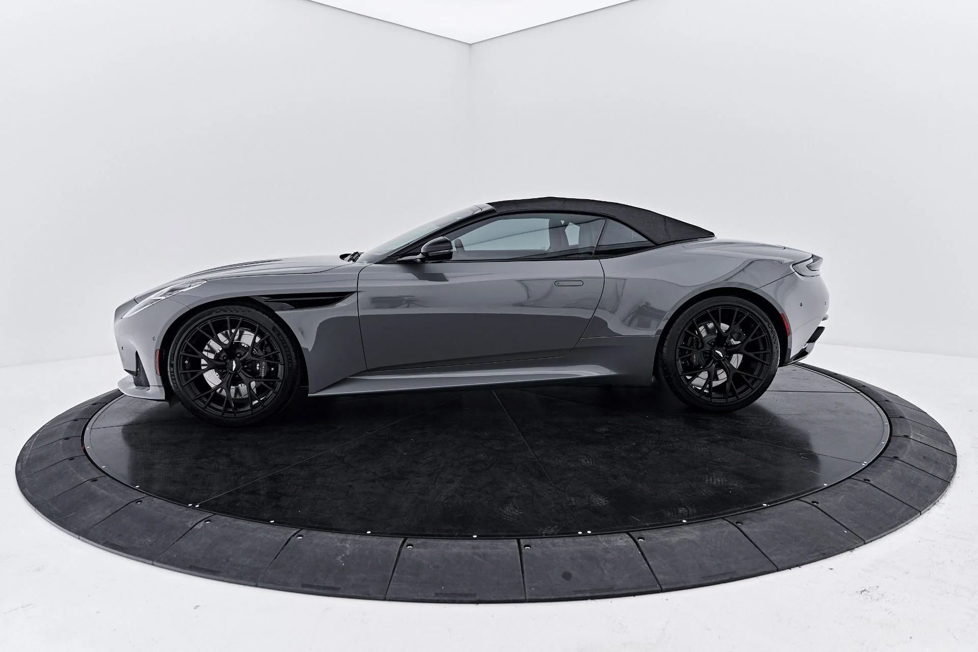 mph009_994939632_Used_2025_Aston_Martin_DB_12_Volante_1791997203_af0d152885