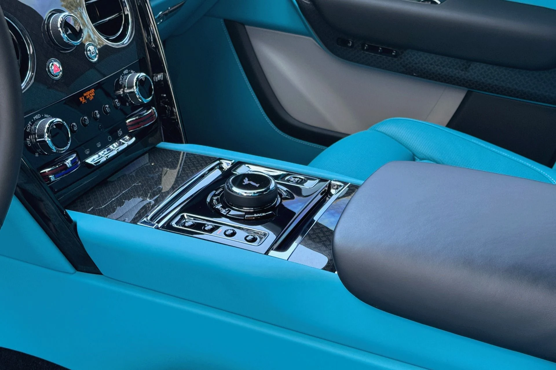 mph009_996605407_Used_2022_Rolls_Royce_Black_Badge_Cullinan_1758544859_9d33b7038f