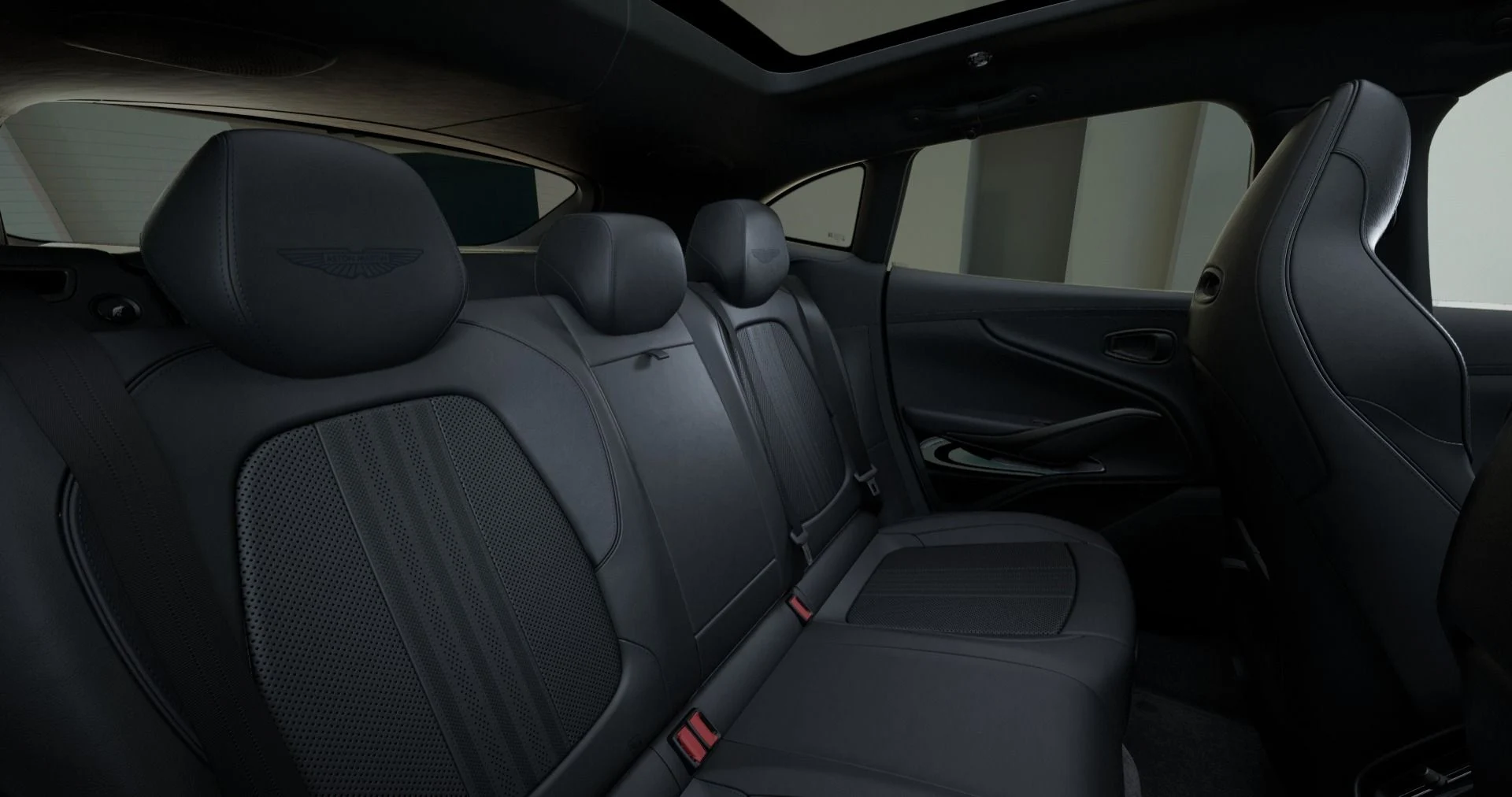 mph009_997802263_New_2026_Aston_Martin_DBX_707_1764975043_2eee049bd3