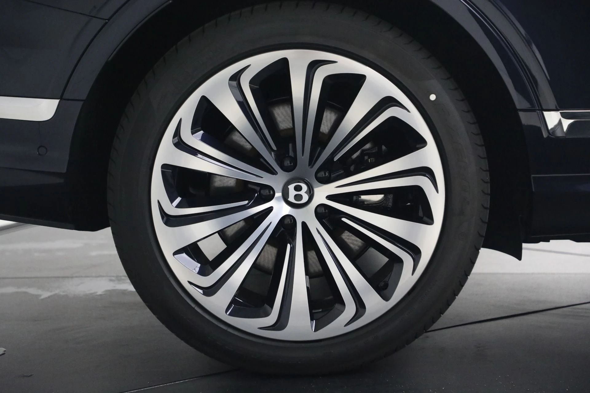 mph010_1001187976_New_2026_Bentley_Bentayga_Azure_V8_1781035645_8e7944de61