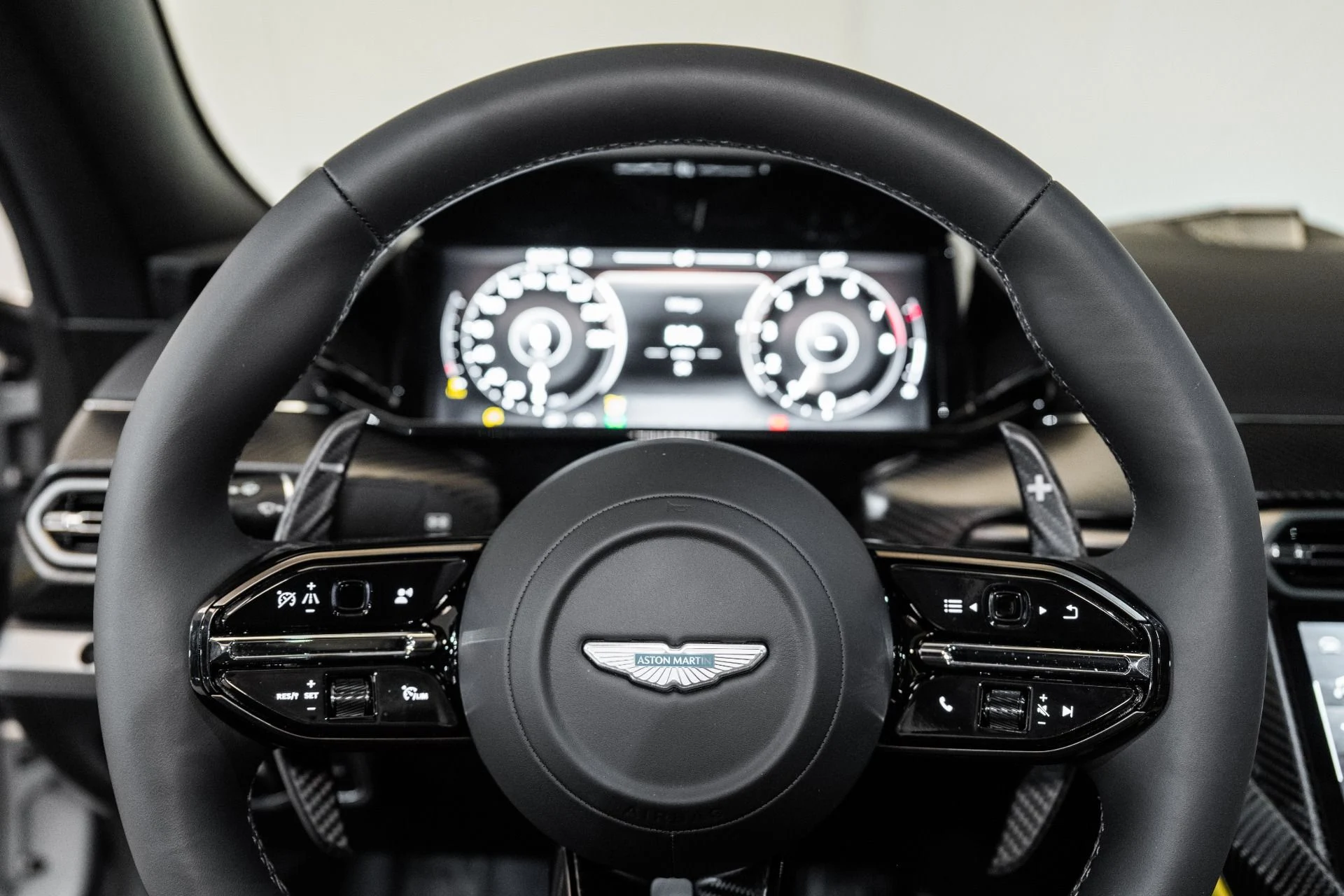 mph010_1027013884_Used_2025_Aston_Martin_Vanquish_1741191405_433824b524
