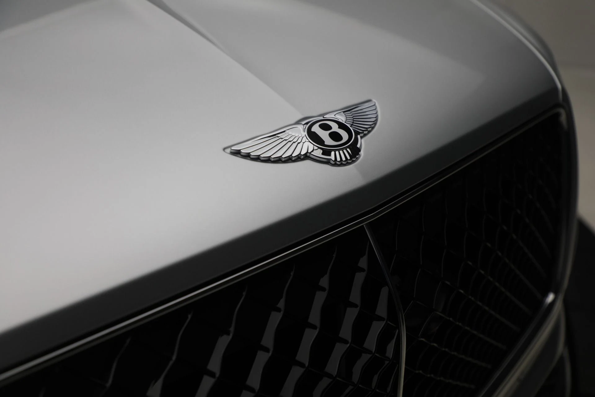 mph010_1033971126_New_2025_Bentley_Bentayga_EWB_V8_b815358763