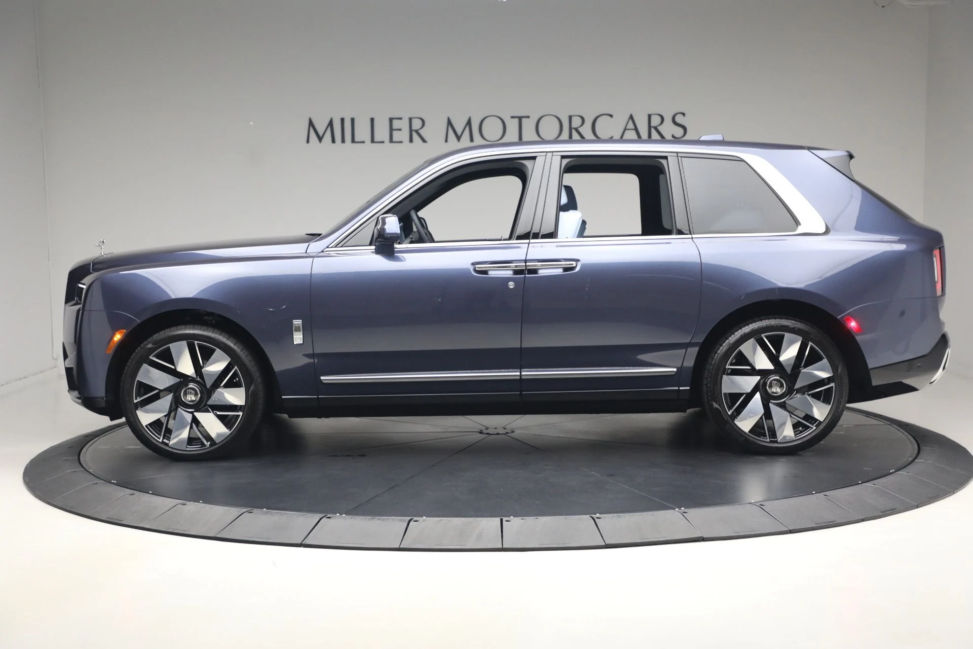 mph010_1048287246_Used_2025_Rolls_Royce_Cullinan_d15c29cd50