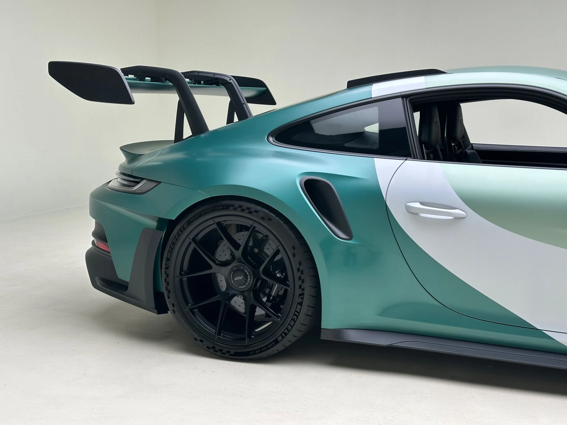 mph010_1049354519_Used_2024_Porsche_911_GT_3_RS_1777498447_9a99b608dc