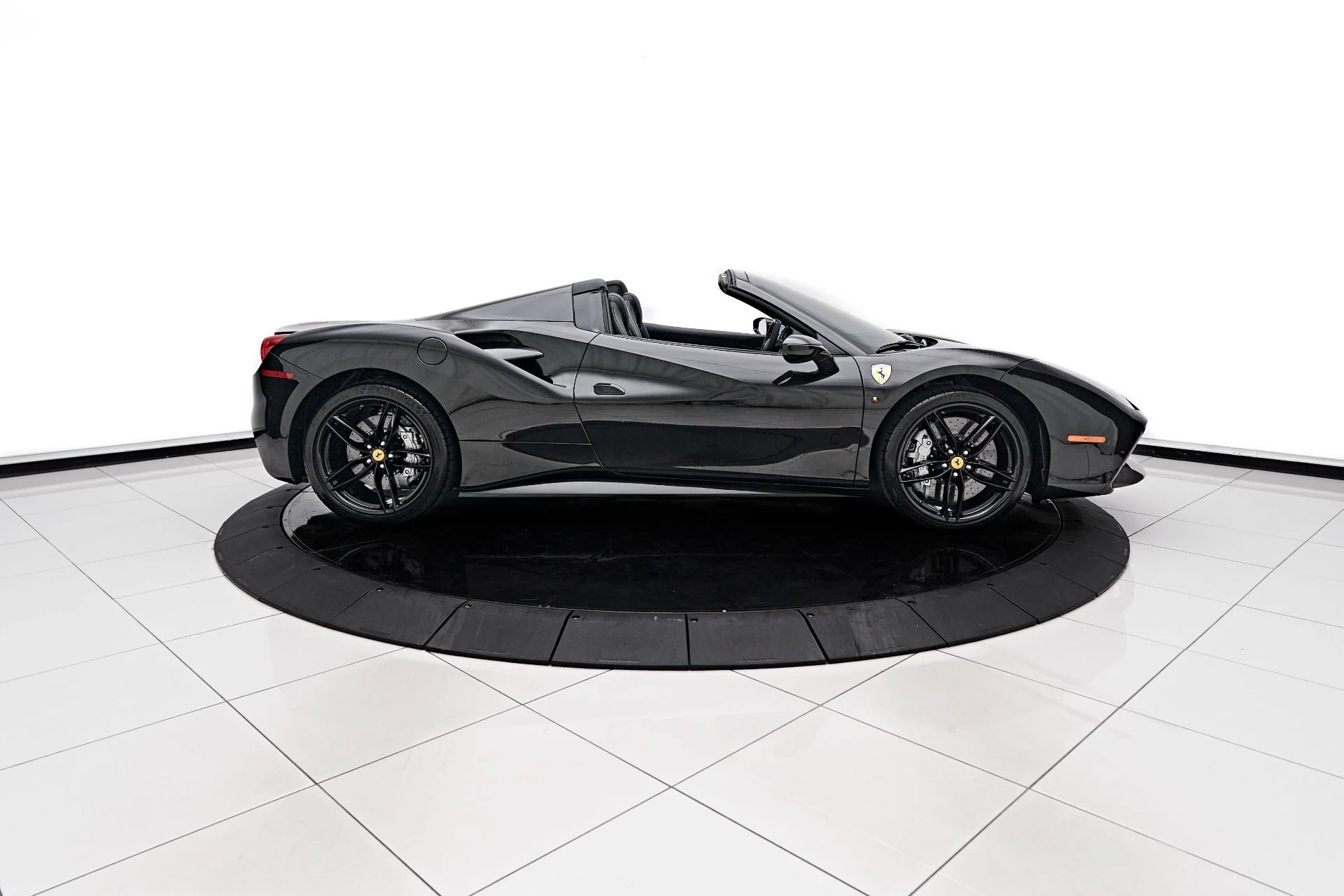 mph010_1049417418_Used_2018_Ferrari_488_Spider_Base_1717624092_7bba9243a9