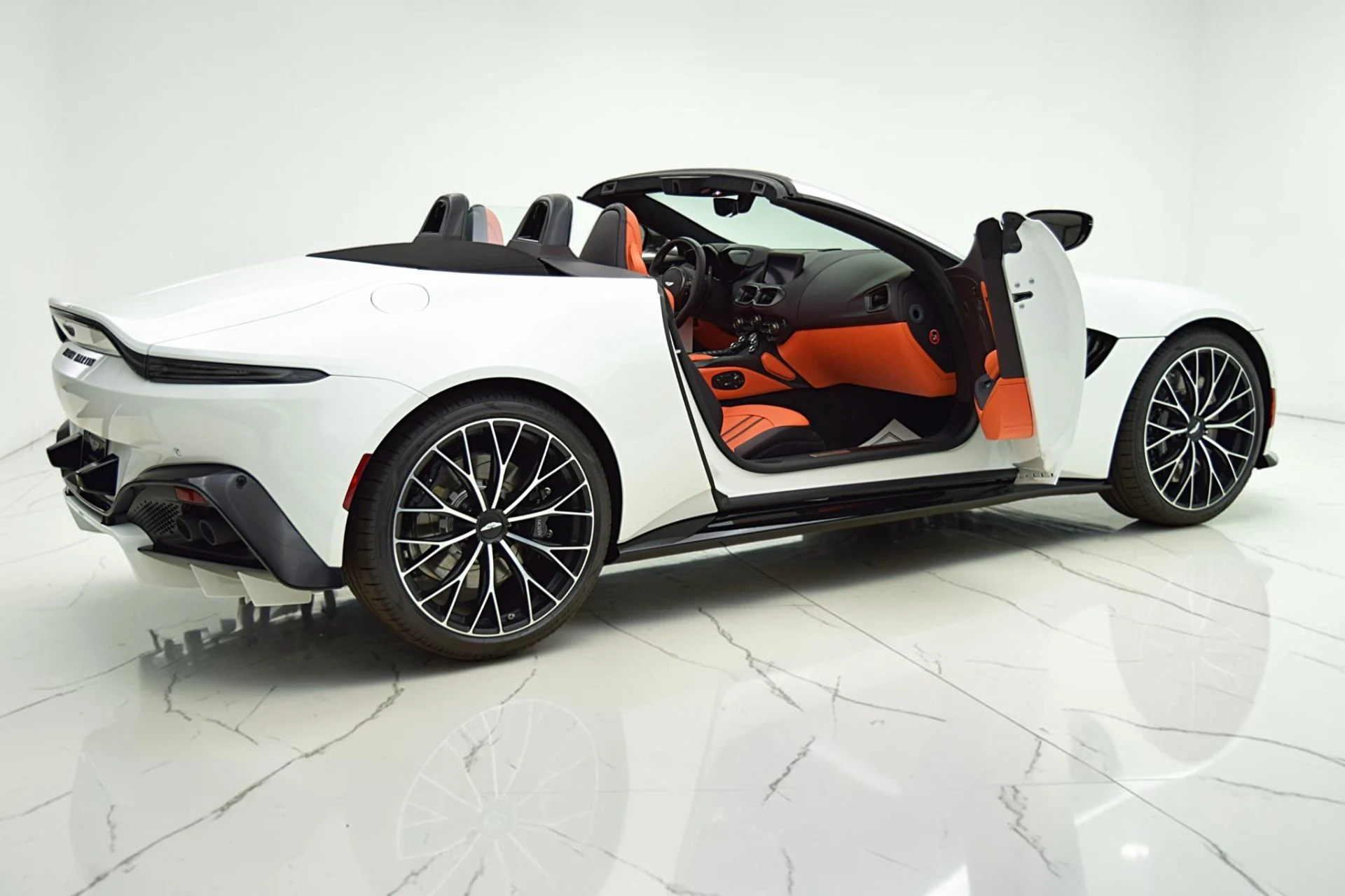 mph010_1065311433_Used_2023_Aston_Martin_Vantage_Roadster_4fcda2bda1