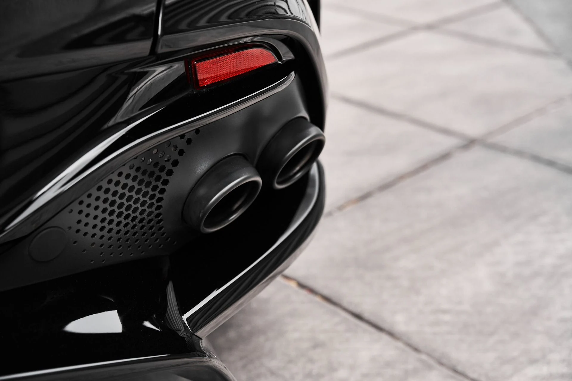 mph010_1069995300_Used_2025_Aston_Martin_DBX_707_1775007937_b138fb7dc4