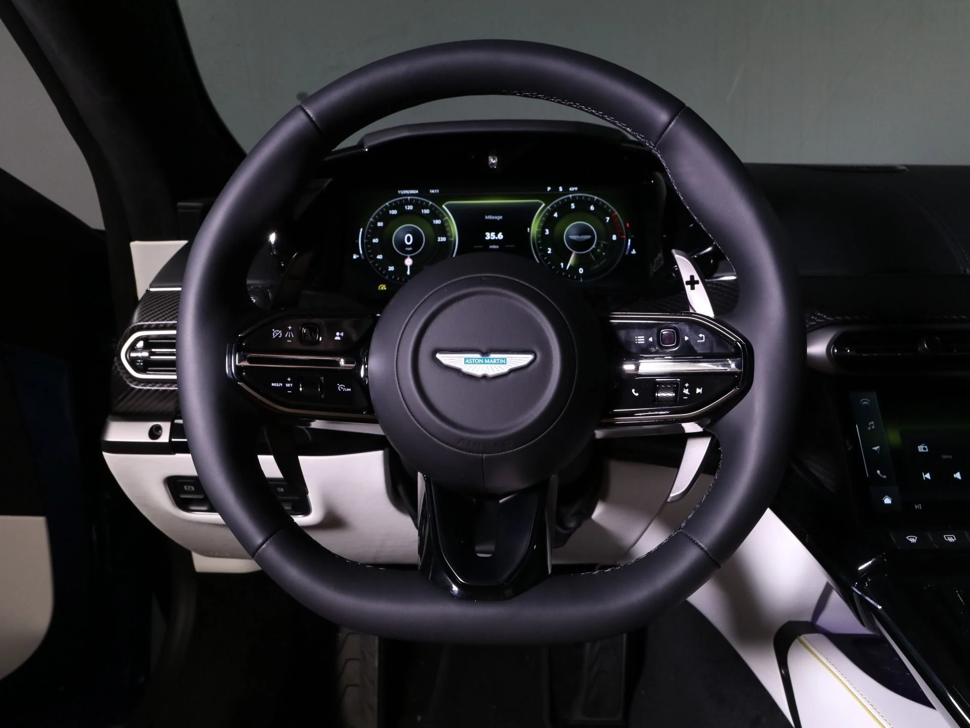 mph010_109269448_Used_2025_Aston_Martin_Vantage_1742253267_c21b38be1e
