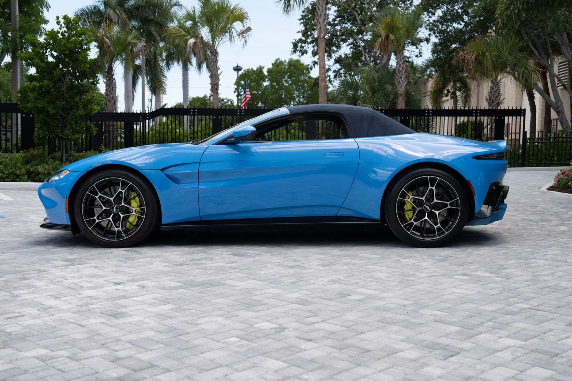 mph010_1095417883_Used_2021_Aston_Martin_Vantage_1781043632_5a92f7ab78