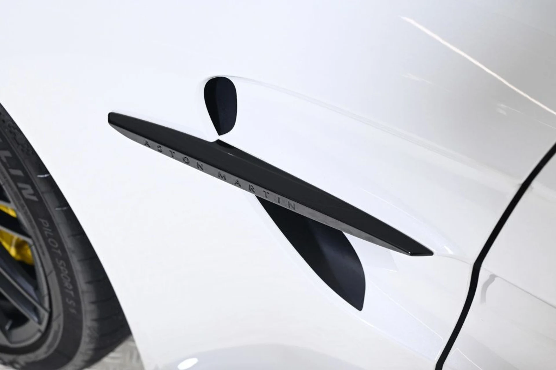 mph010_1108340102_used_2025_aston_martin_vantage_base_11350_22975138_10_1024_248f4865f0