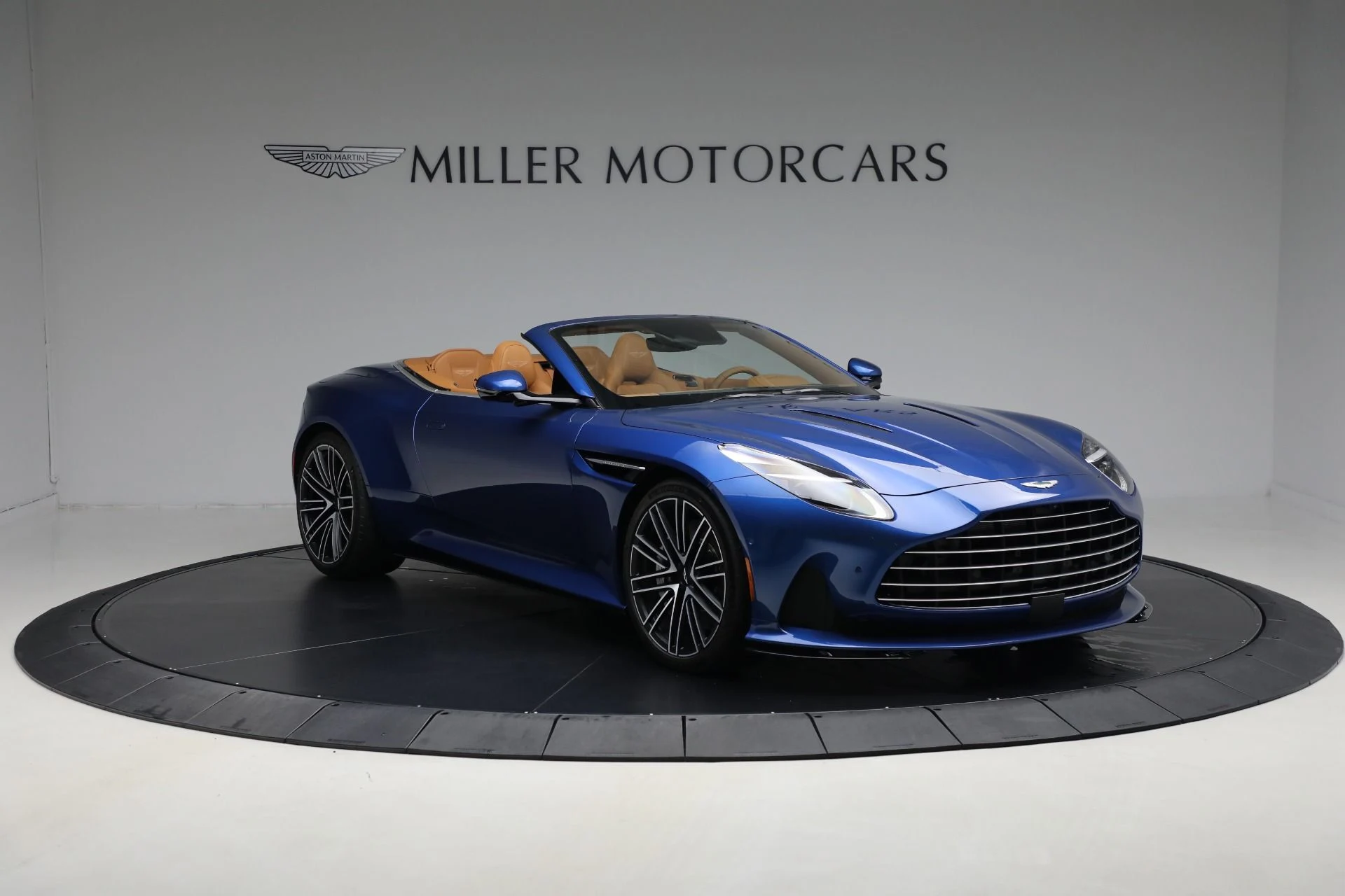 mph010_1127240019_New_2025_Aston_Martin_DB_12_Volante_564bdf5d7f