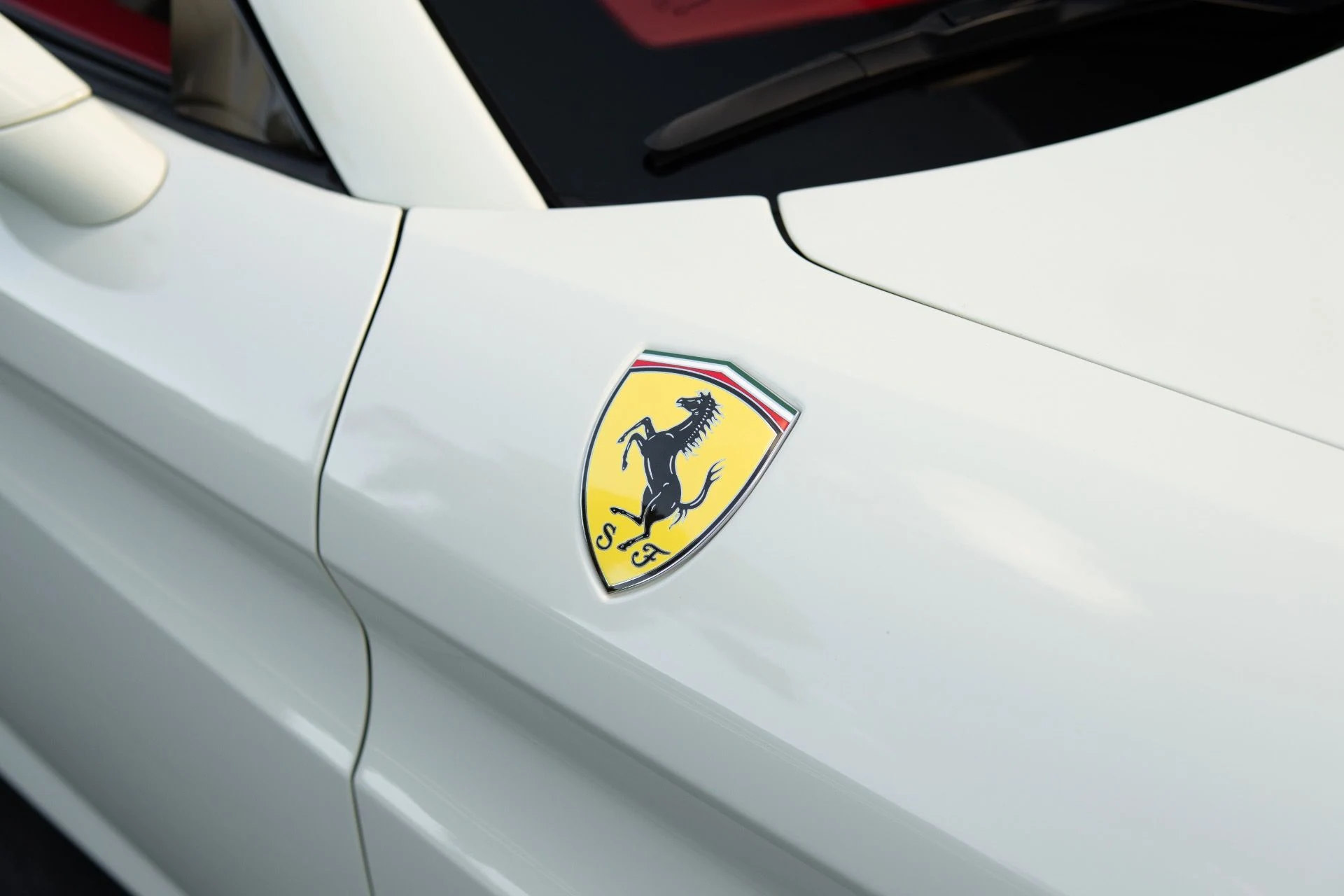 mph010_1132683972_Used_2017_Ferrari_California_T_1767901173_8e9732f039