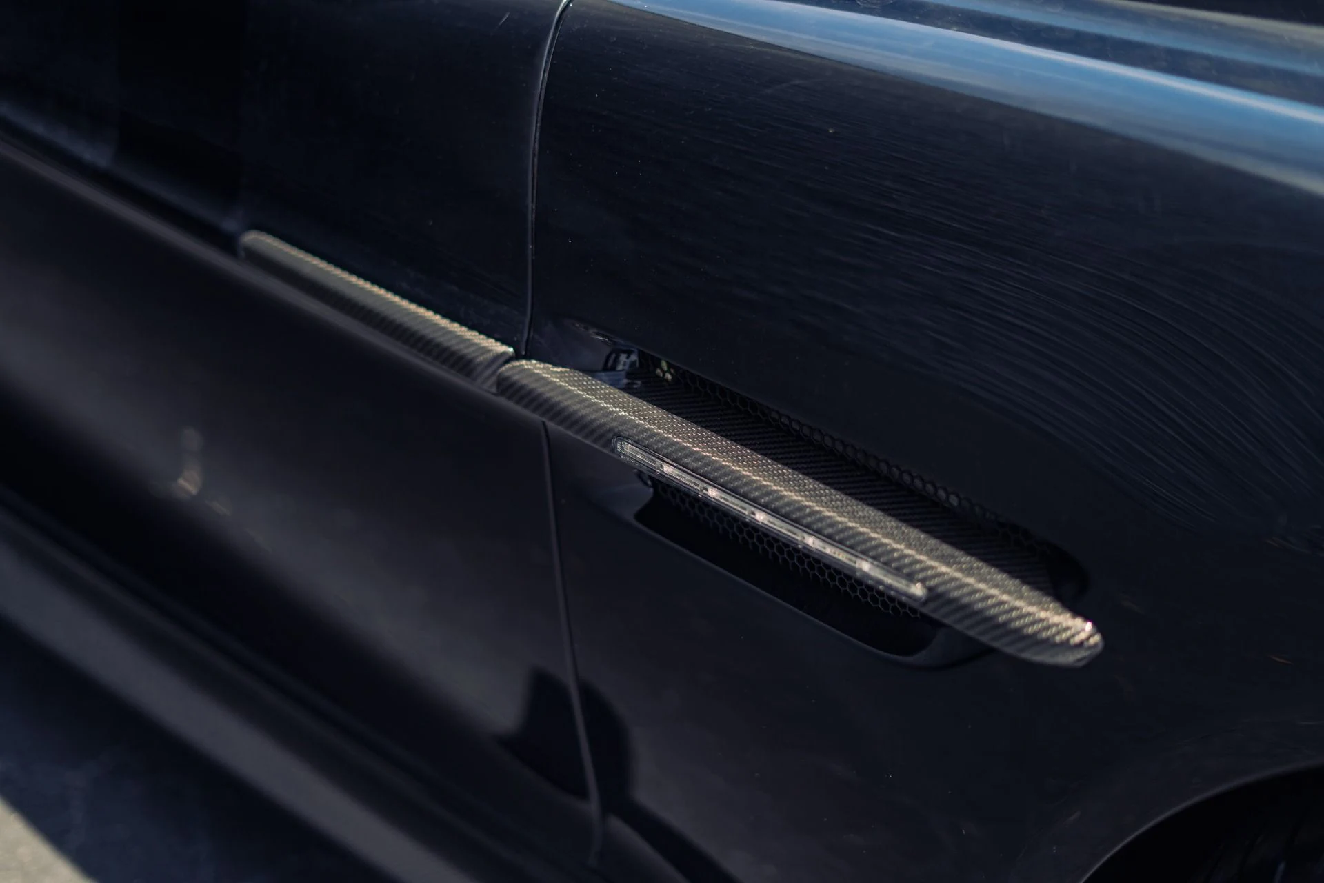 mph010_1134263989_Used_2014_Aston_Martin_Vanquish_Carbon_Exterior_Package_1783458978_cf6ca11e3d