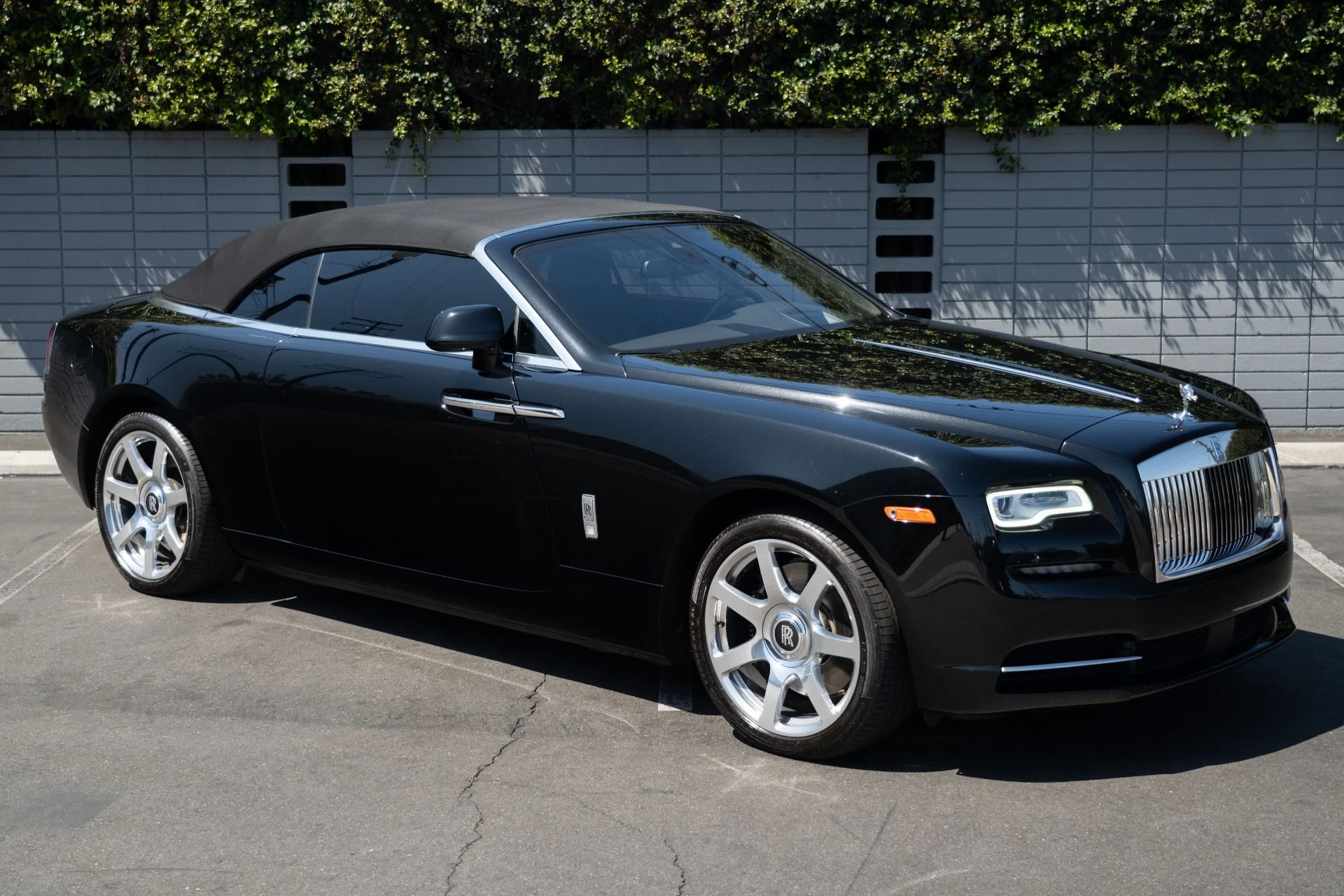 mph010_1140182560_Used_2017_Rolls_Royce_Dawn_1757545595_4abdc7b888