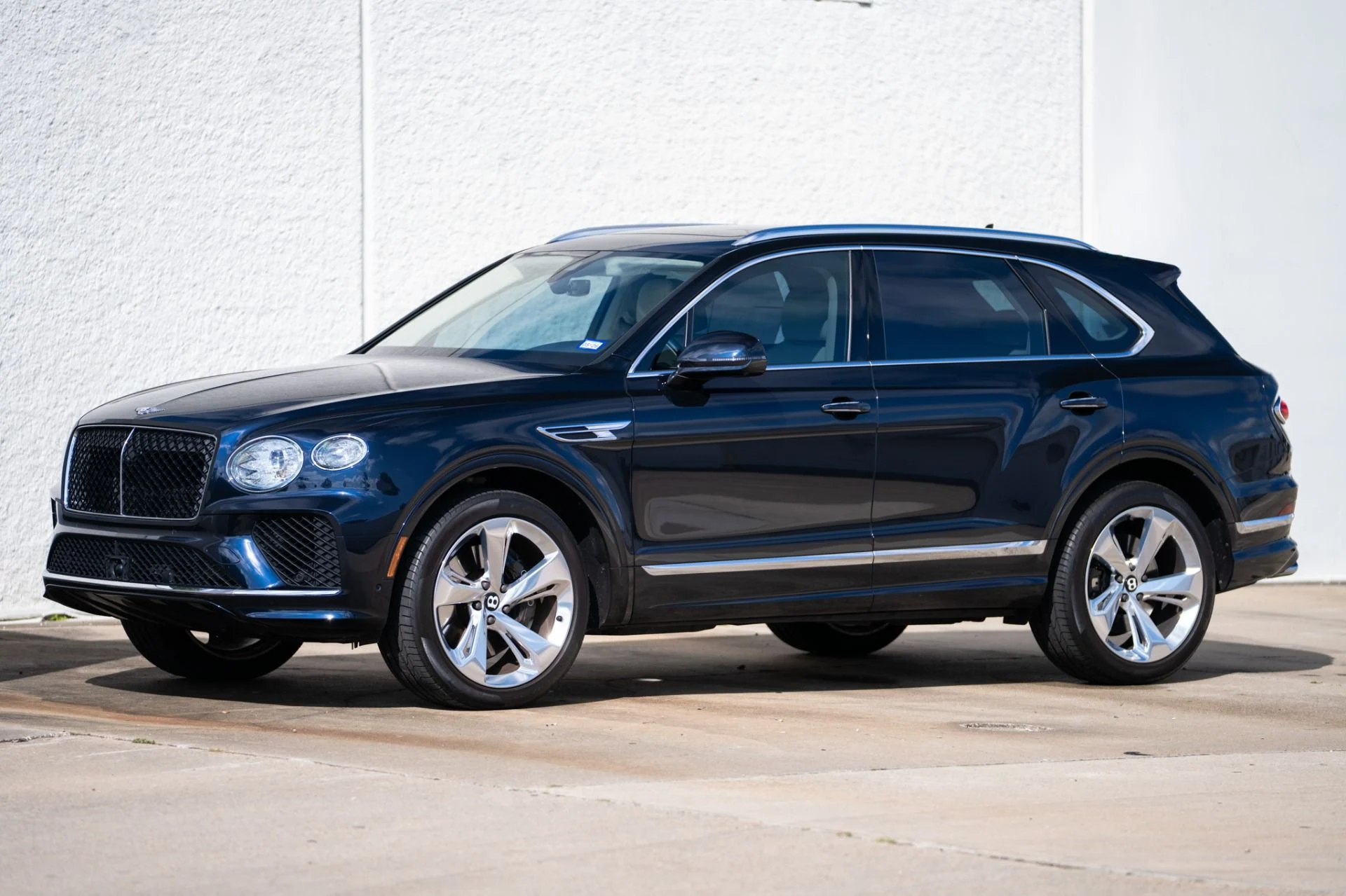 mph010_1143492198_Used_2024_Bentley_Bentayga_V8_1761672293_6e86dfa3a9