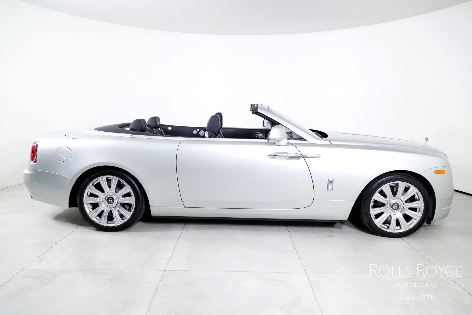 mph010_1147474185_Used_2017_Rolls_Royce_Dawn_1746196429_cb5495d45d