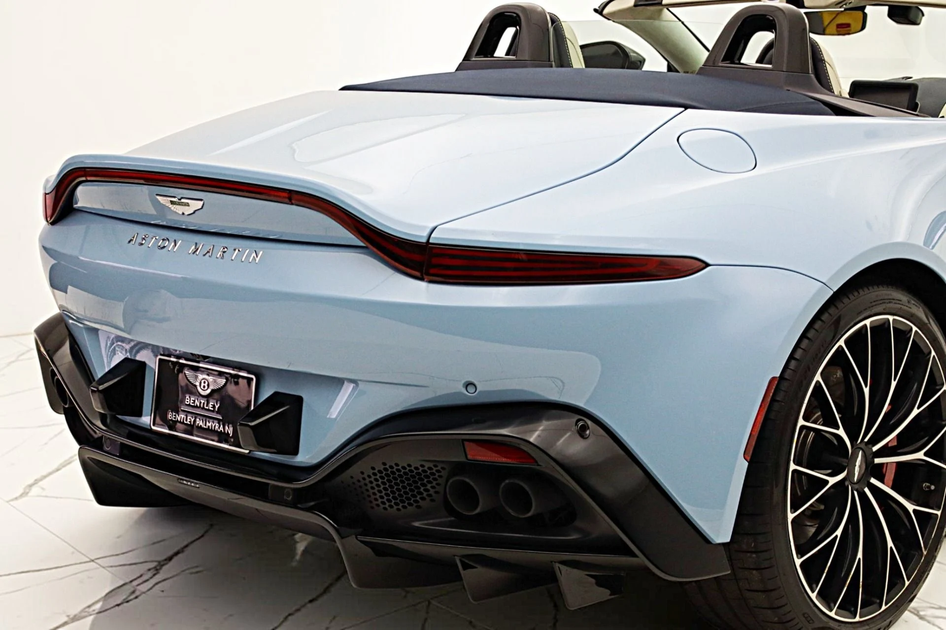 mph010_1153669607_Used_2022_Aston_Martin_Vantage_Roadster_3f9b60ad9c