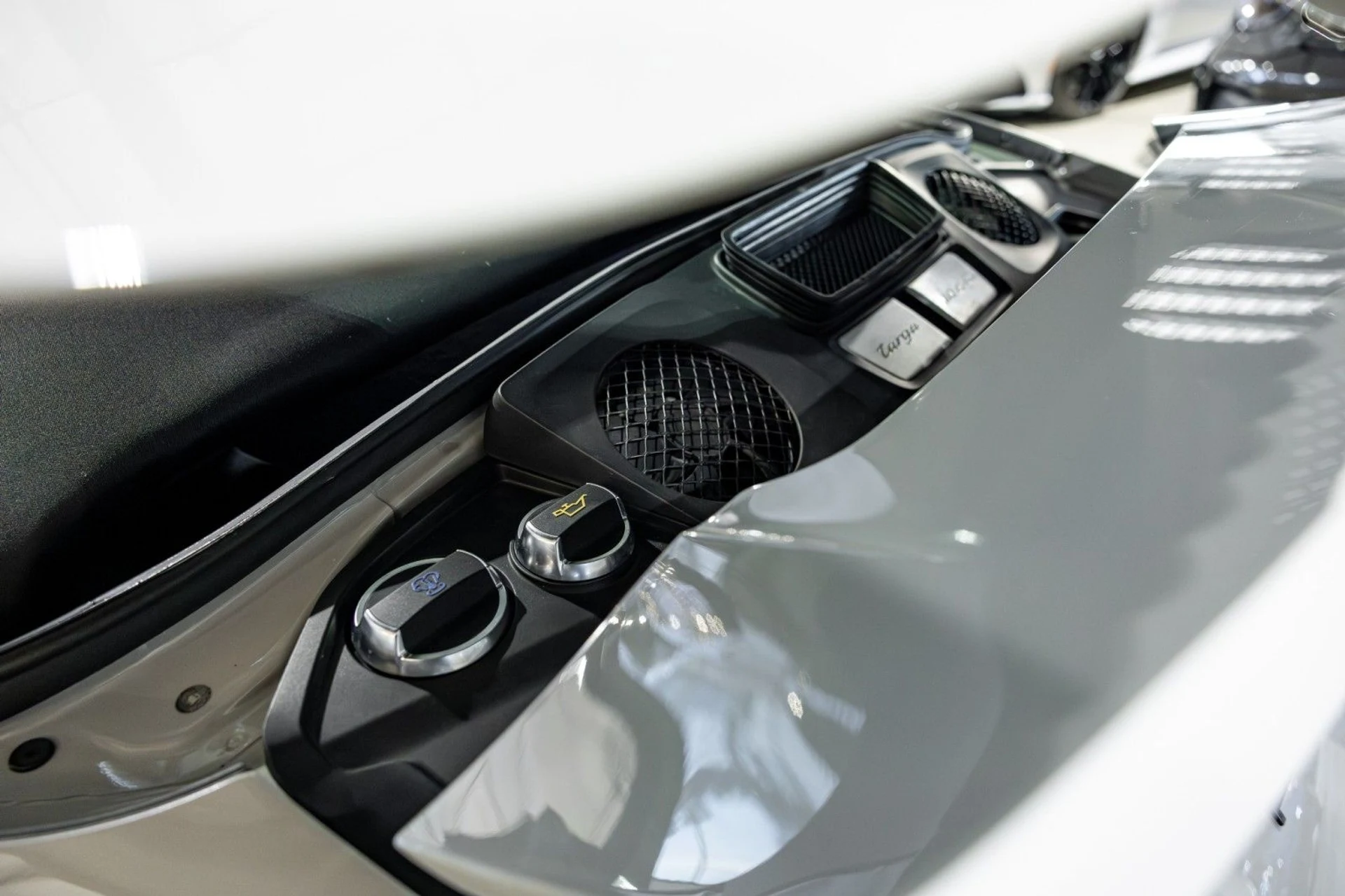 mph010_116209977_bw_e7574854ea