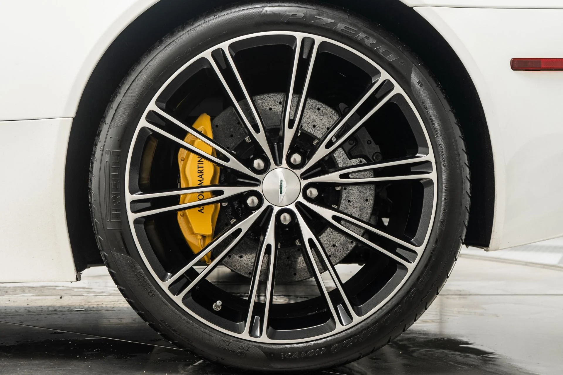 mph010_1168501586_Used_2014_Aston_Martin_DB_9_Volante_V12_20_Inch_Wheels_Carbon_Fiber_Trim_1756220918_fa38c5cfb6