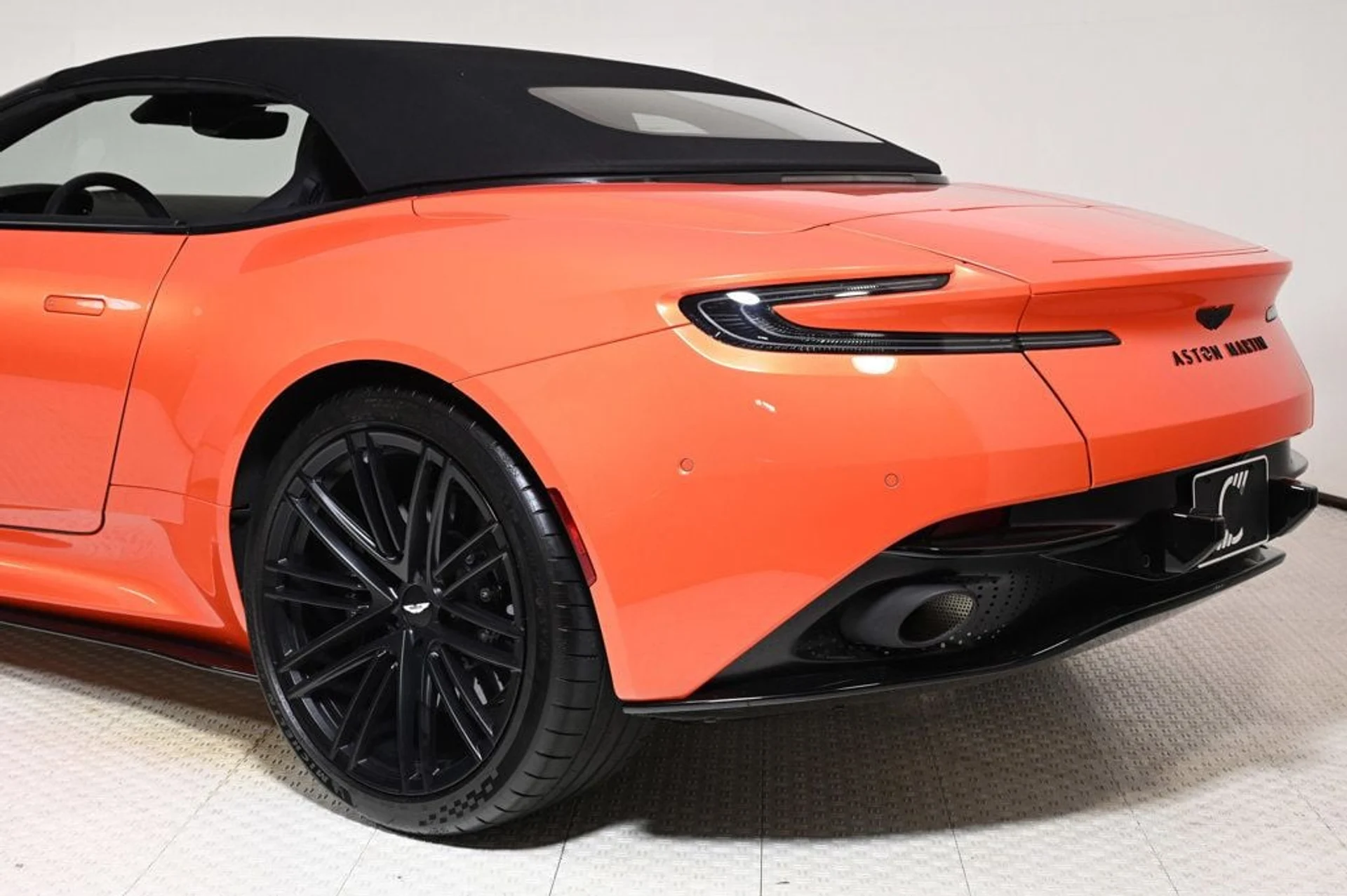 mph010_1179638878_used_2024_aston_martin_db12_volante_11350_22910068_10_1024_79dd64aa75