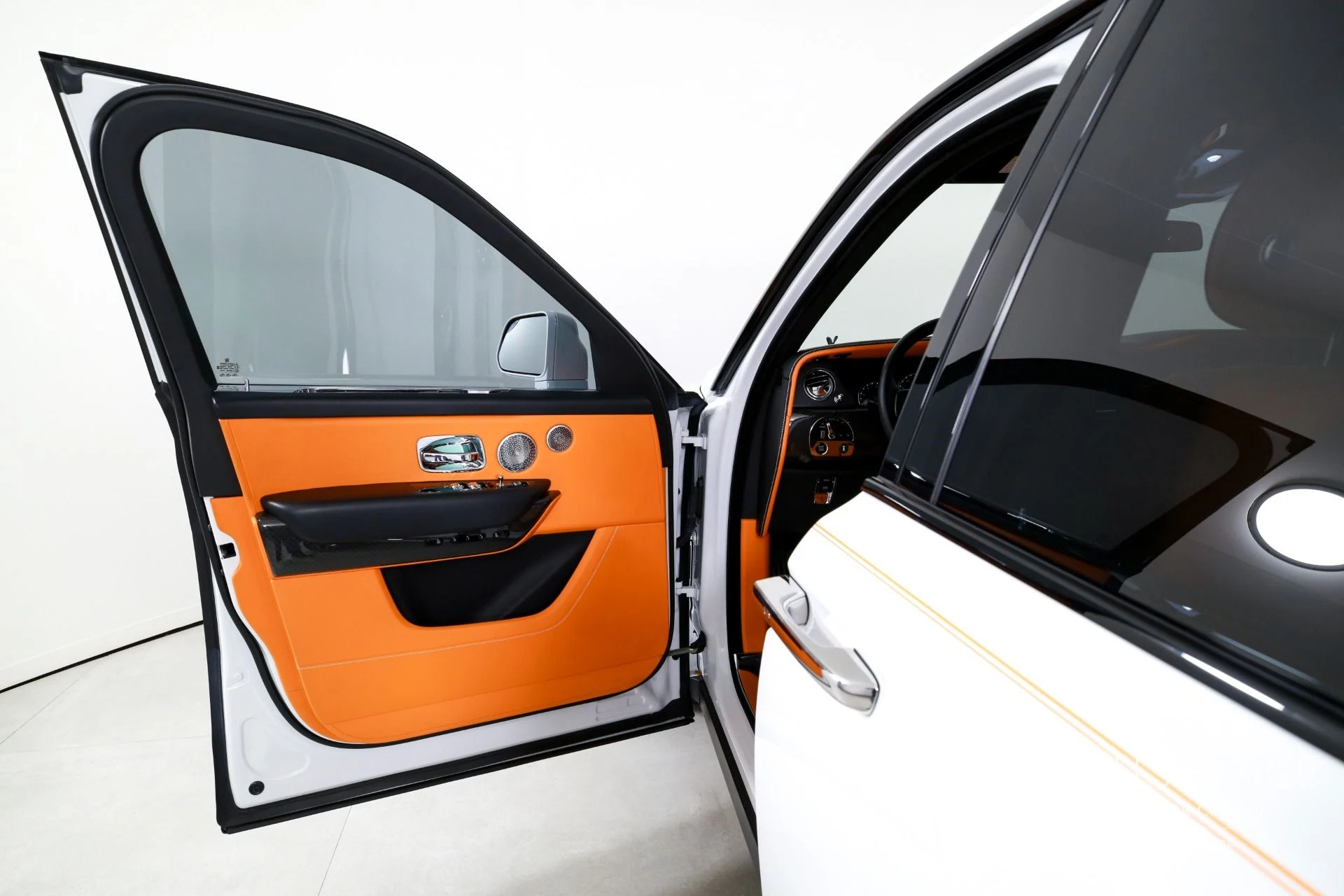 mph010_1240435407_Used_2022_Rolls_Royce_Black_Badge_Cullinan_1764197182_46550f2012