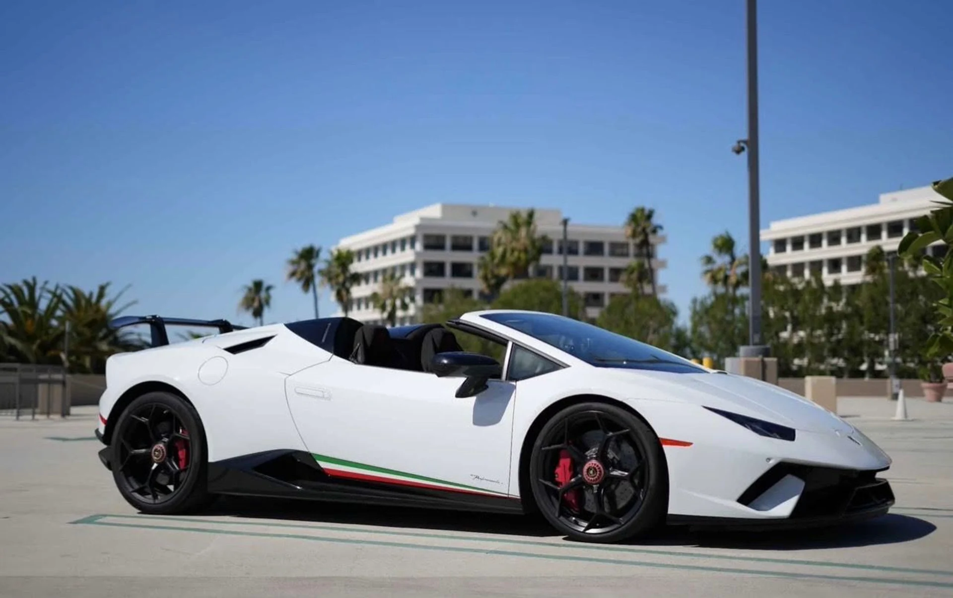 mph010_1266359442_Used_2018_Lamborghini_Huracan_LP_640_4_Performante_Spyder_1776111575_448903be3c