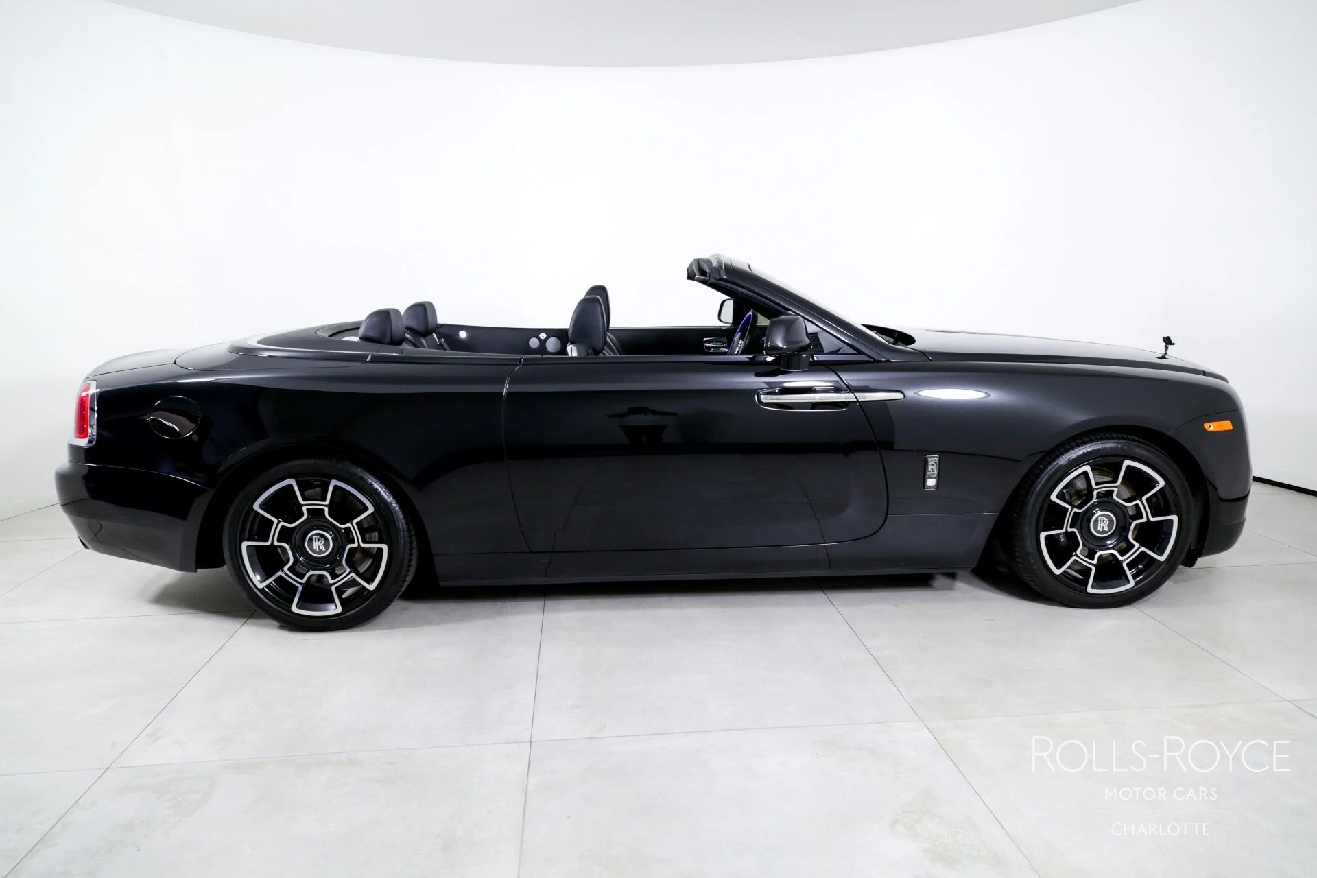 mph010_1270914269_Used_2018_Rolls_Royce_Black_Badge_Dawn_1747071479_24ea3d7000