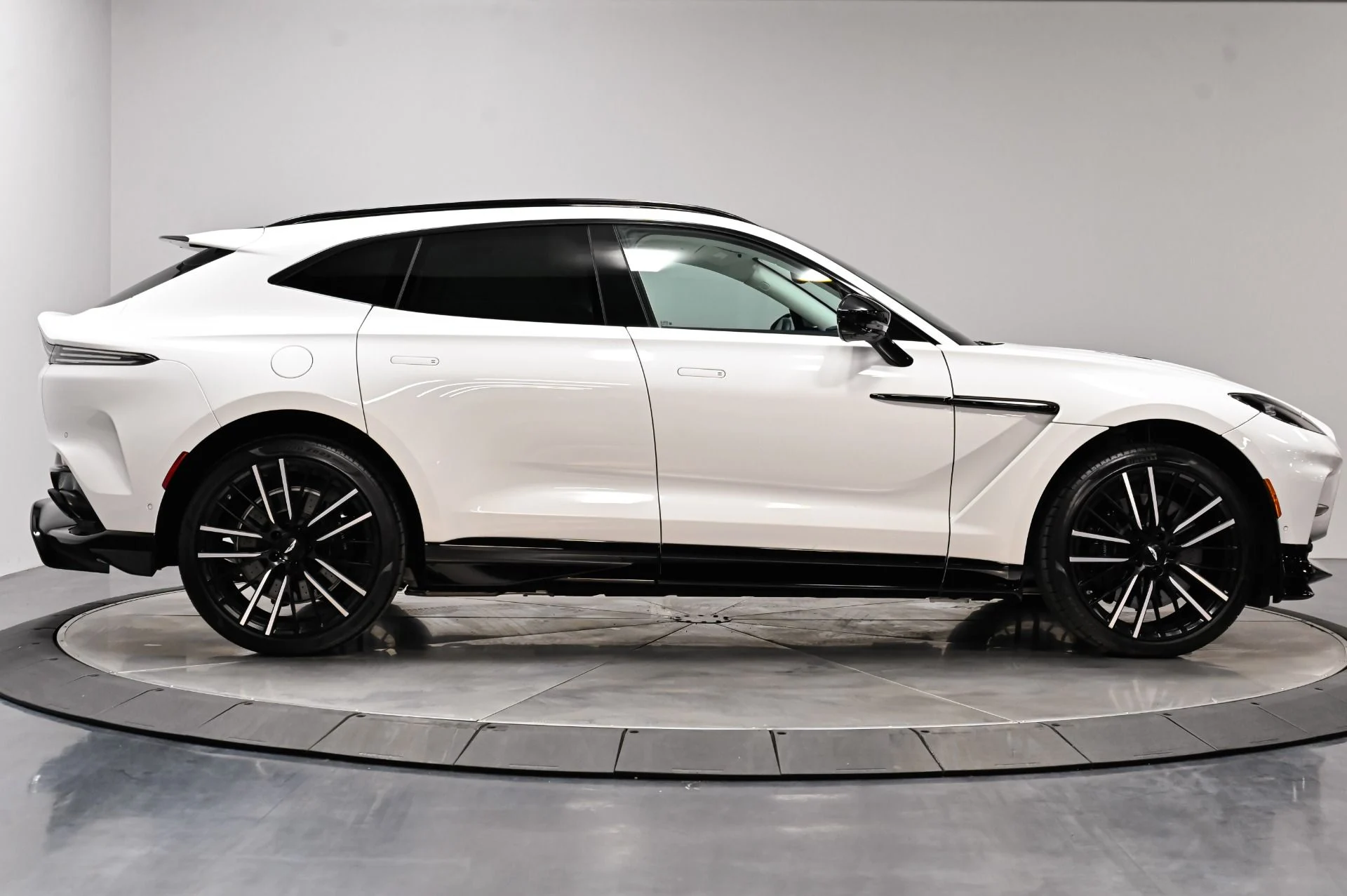 mph010_1294731471_Used_2023_Aston_Martin_DBX_707_1791313494_ed856bc3c1