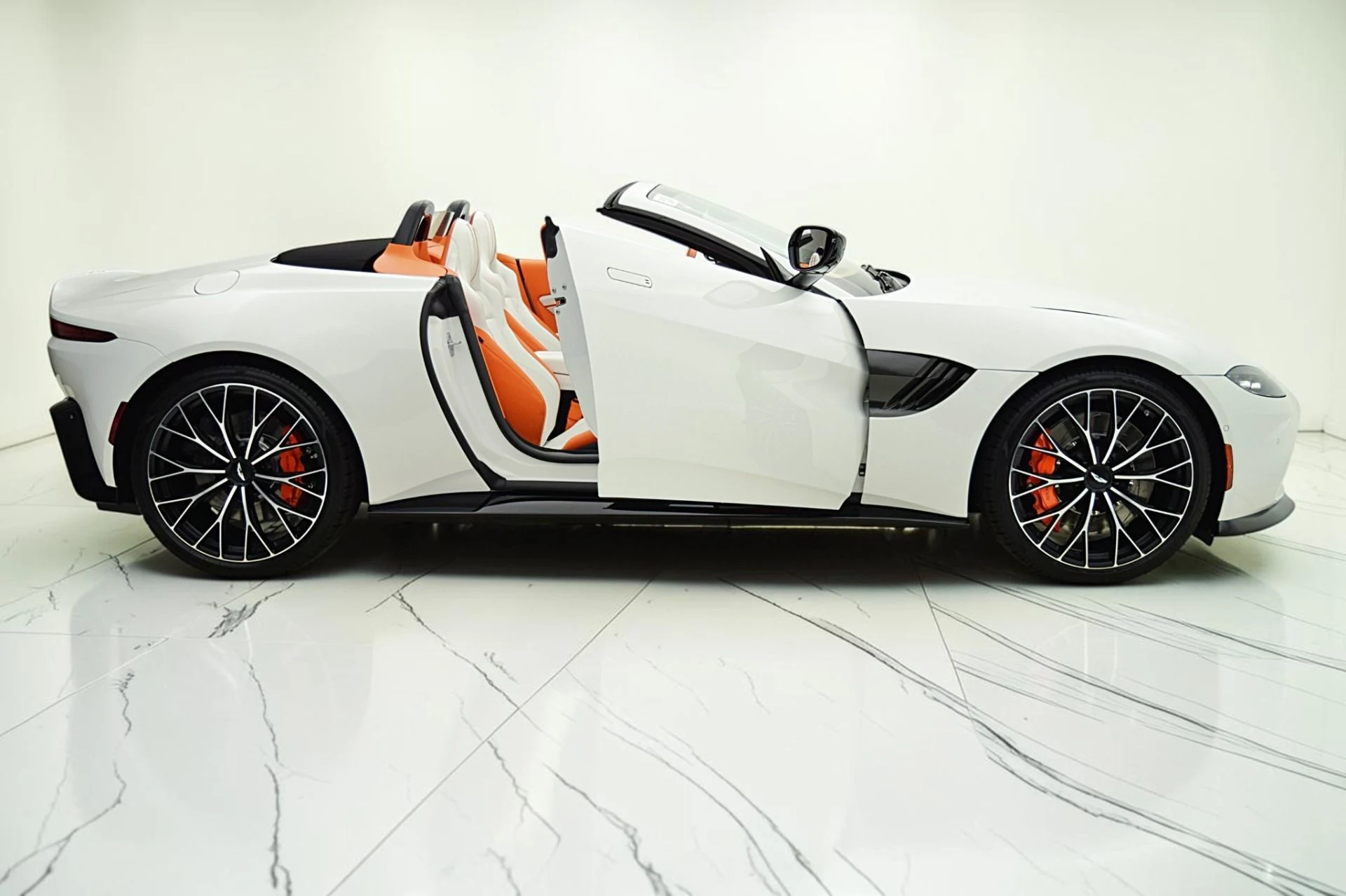 mph010_1302964557_Used_2023_Aston_Martin_Vantage_Roadster_726bb6af76