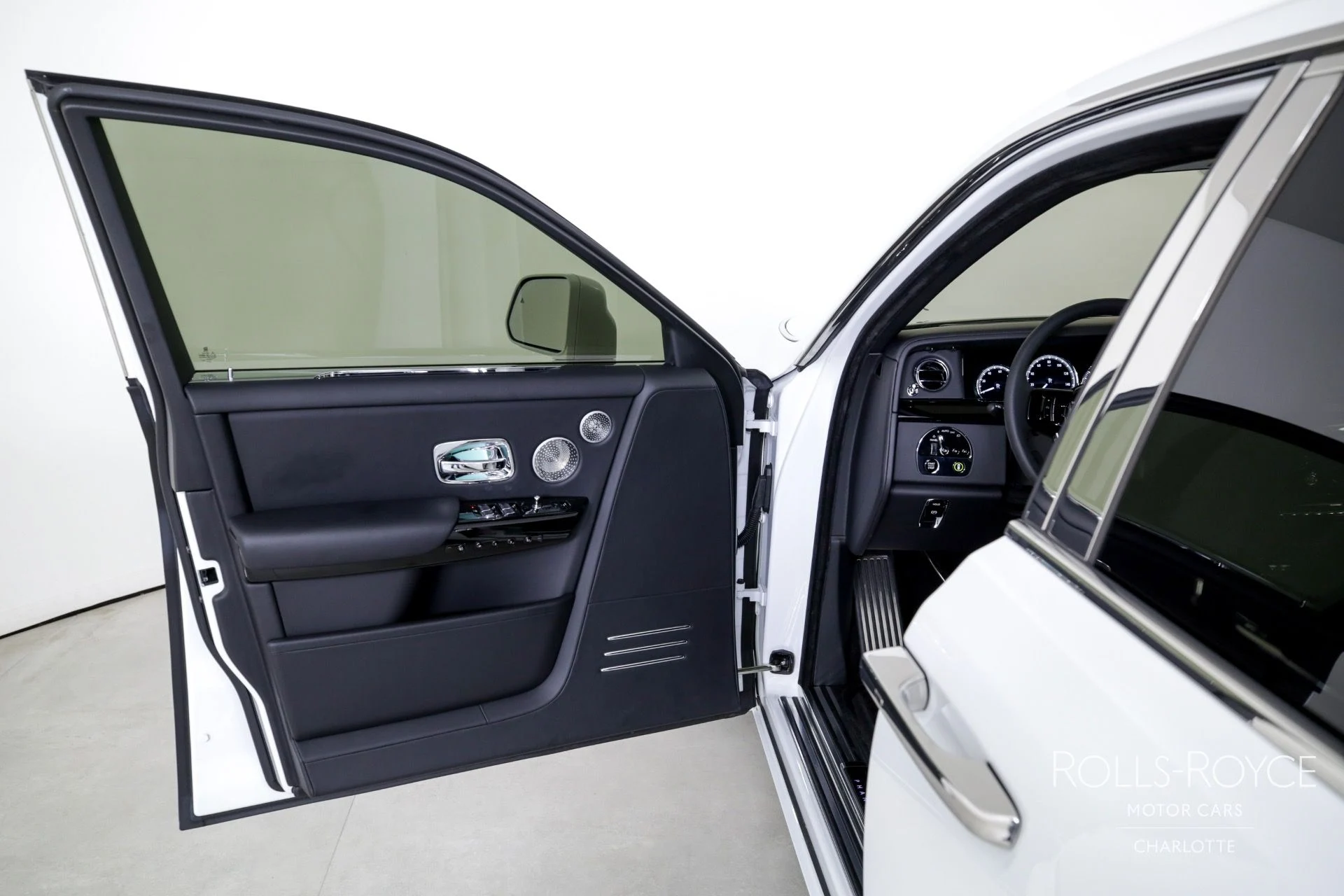 mph010_1306215143_Used_2023_Rolls_Royce_Phantom_1726254604_58a8b440f6