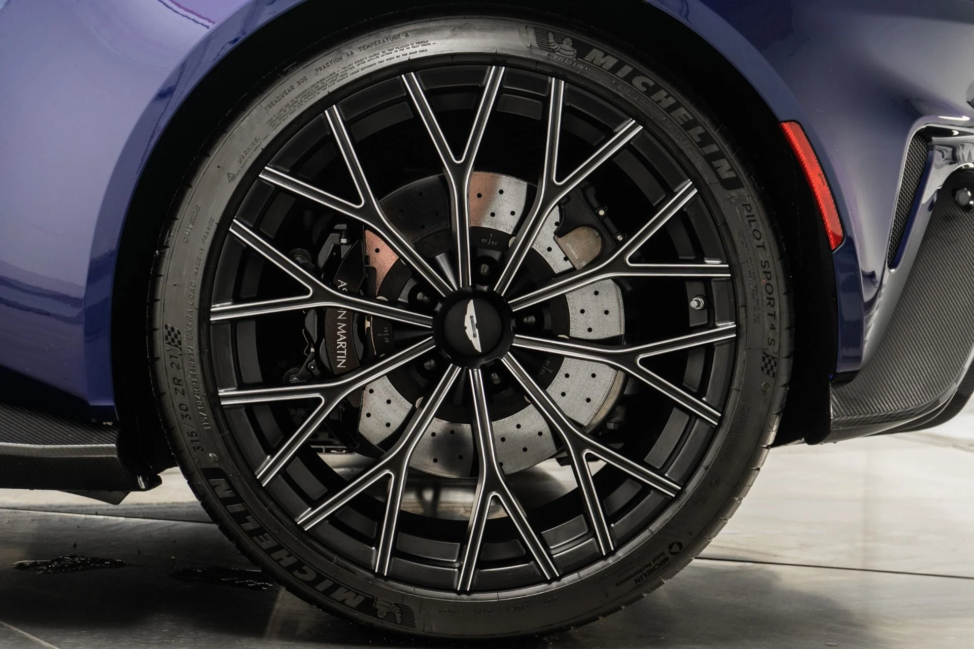 mph010_1331787485_Used_2023_Aston_Martin_Vantage_V12_1755616740_e6a83480ee