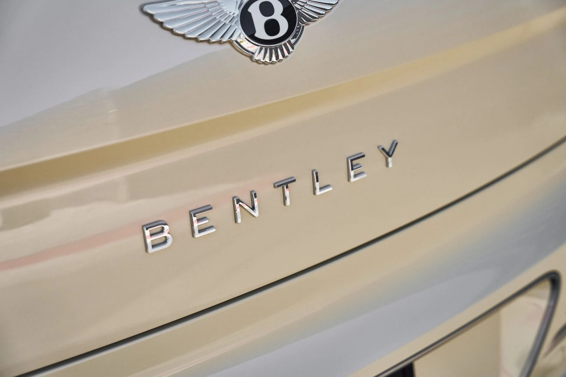 mph010_1348677649_Used_2023_Bentley_Flying_Spur_Hybrid_Odyssean_Edition_1770692427_bcaaebf858