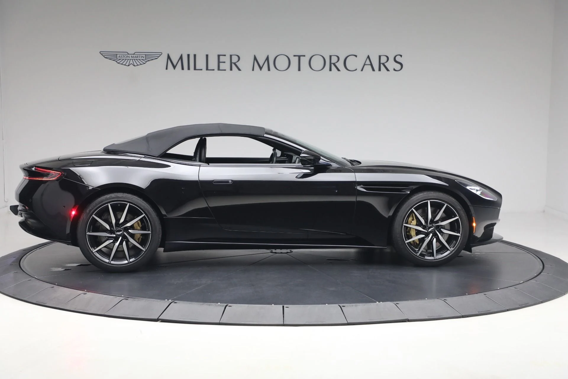 mph010_1359622626_Used_2020_Aston_Martin_DB_11_Volante_1780502553_1cf62efa16