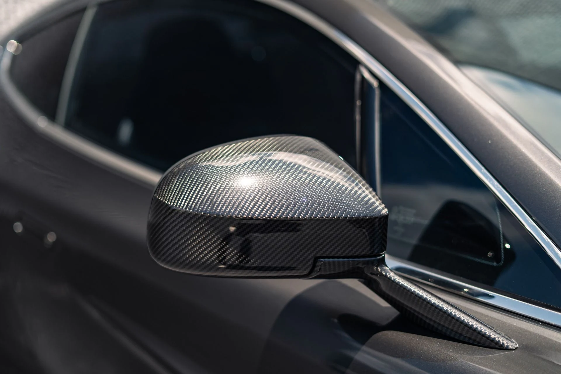 mph010_1376622582_Used_2014_Aston_Martin_Vanquish_Carbon_Exterior_Package_1782856406_1cb888666f