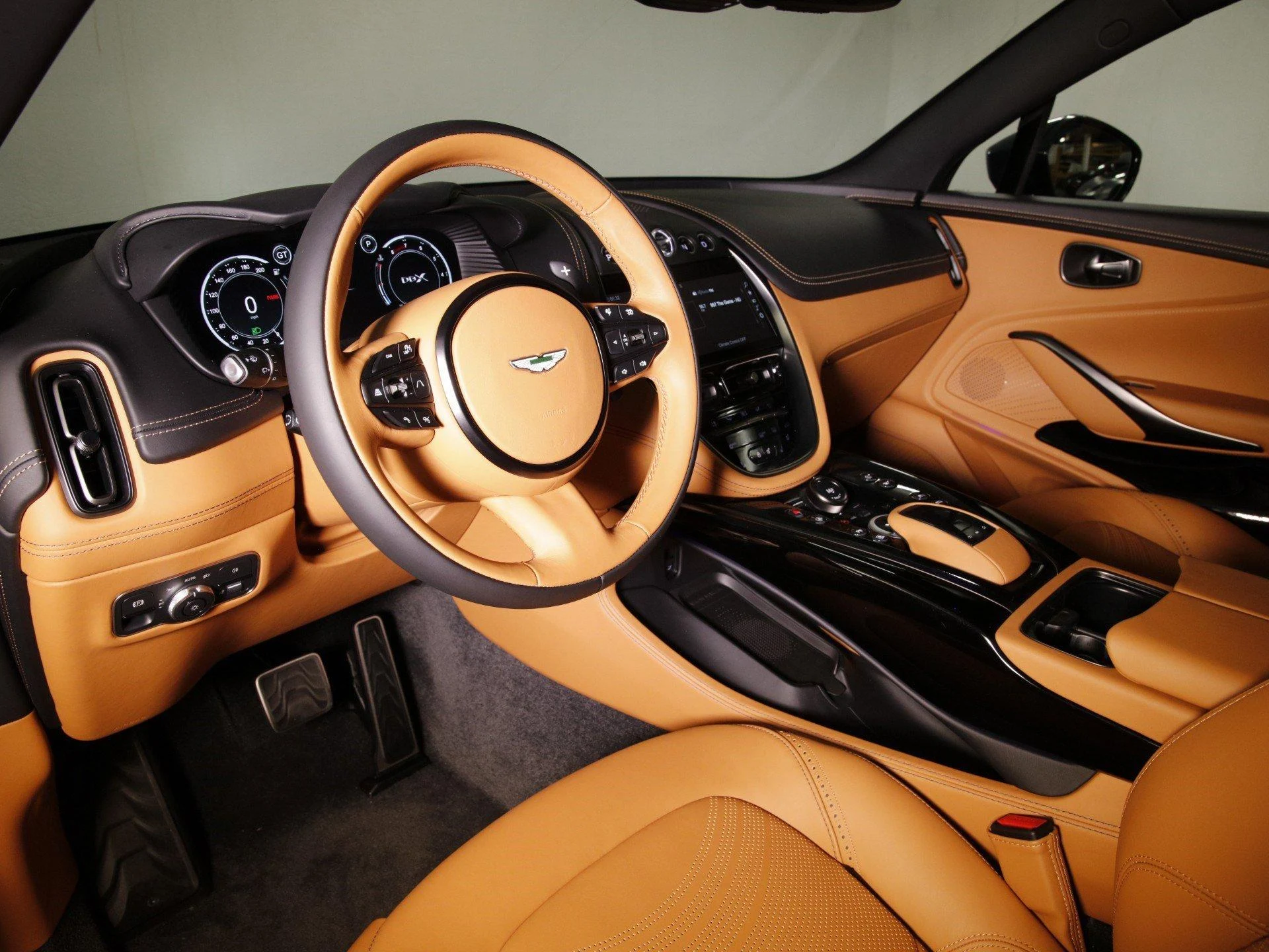 mph010_1396176536_Used_2024_Aston_Martin_DBX_707_1710413869_7966278e7c