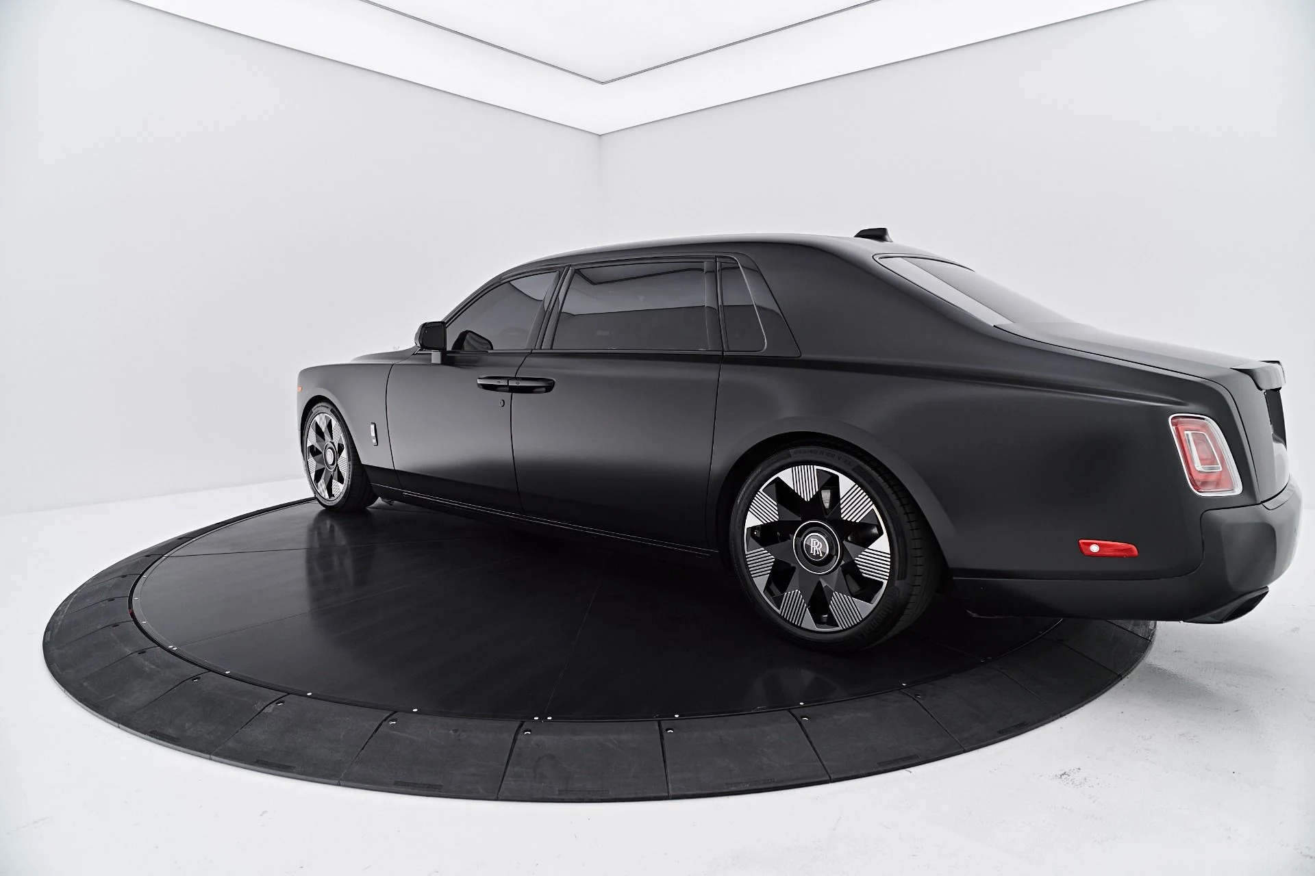 mph010_1425788182_Used_2024_Rolls_Royce_Phantom_Base_1787881752_aed6d9bd8f