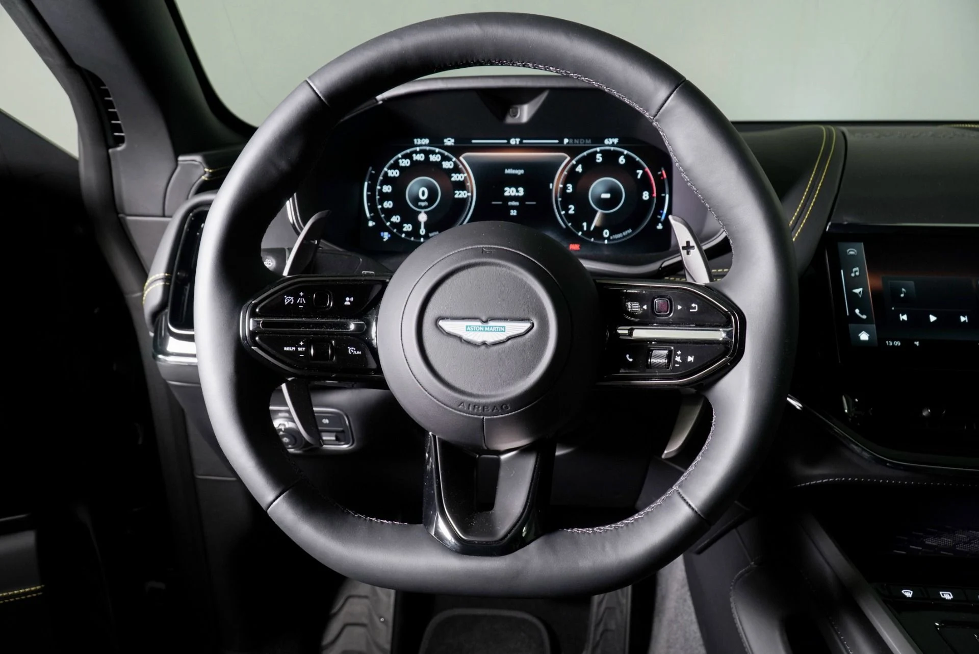 mph010_1452511138_New_2026_Aston_Martin_DBX_707_1771009088_917ae59cb2