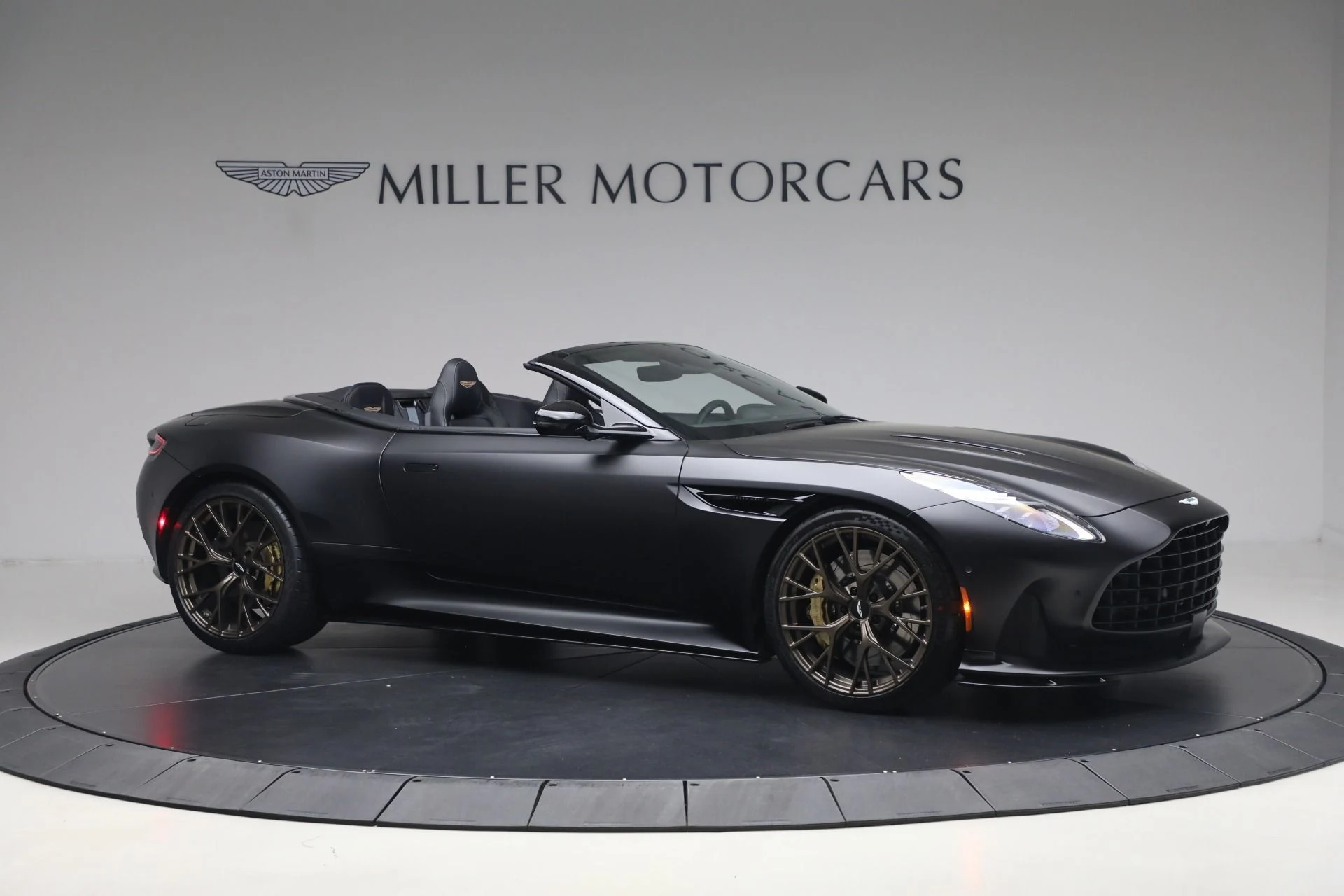 mph010_1514084113_Used_2024_Aston_Martin_DB_12_Volante_1778012465_d2e8386e23