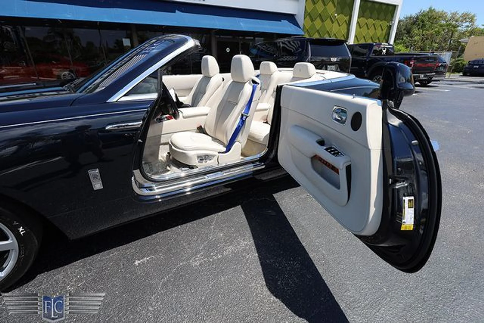mph010_1525131021_used_2016_rolls_royce_dawn_2drconvertible_6305_22995256_15_640_aade87fc4a