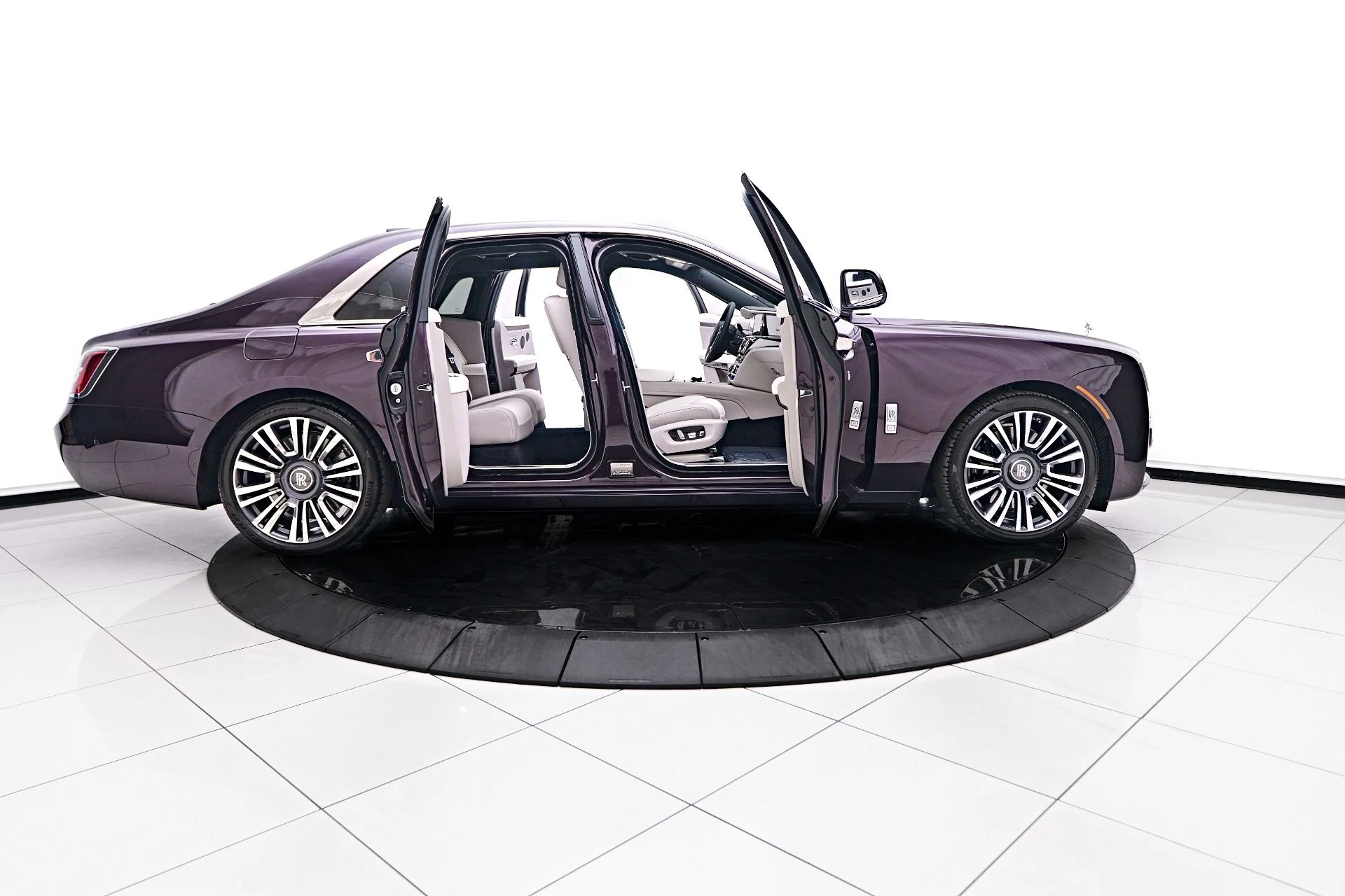 mph010_1534606991_Used_2024_Rolls_Royce_Ghost_Base_1752169894_25e2d5d986