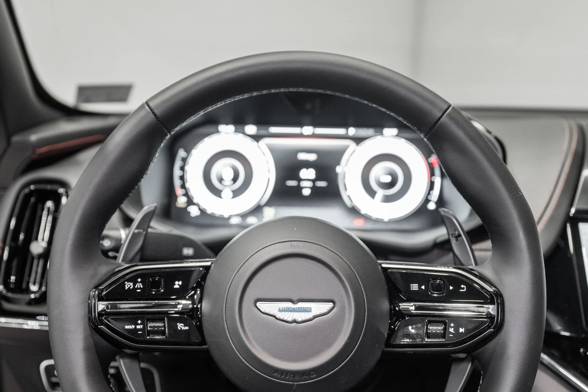 mph010_1545482328_New_2026_Aston_Martin_DBX_707_1765217762_6d18a6f552