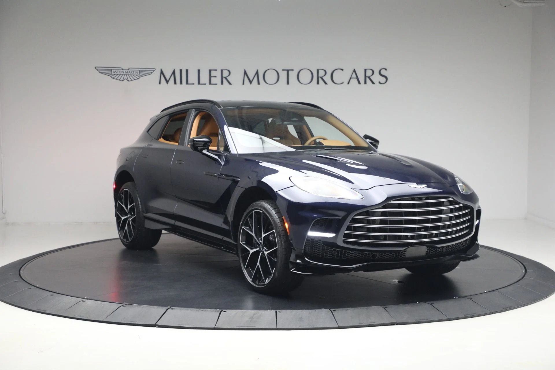 mph010_1545723344_Used_2026_Aston_Martin_DBX_707_1780937341_7366469824