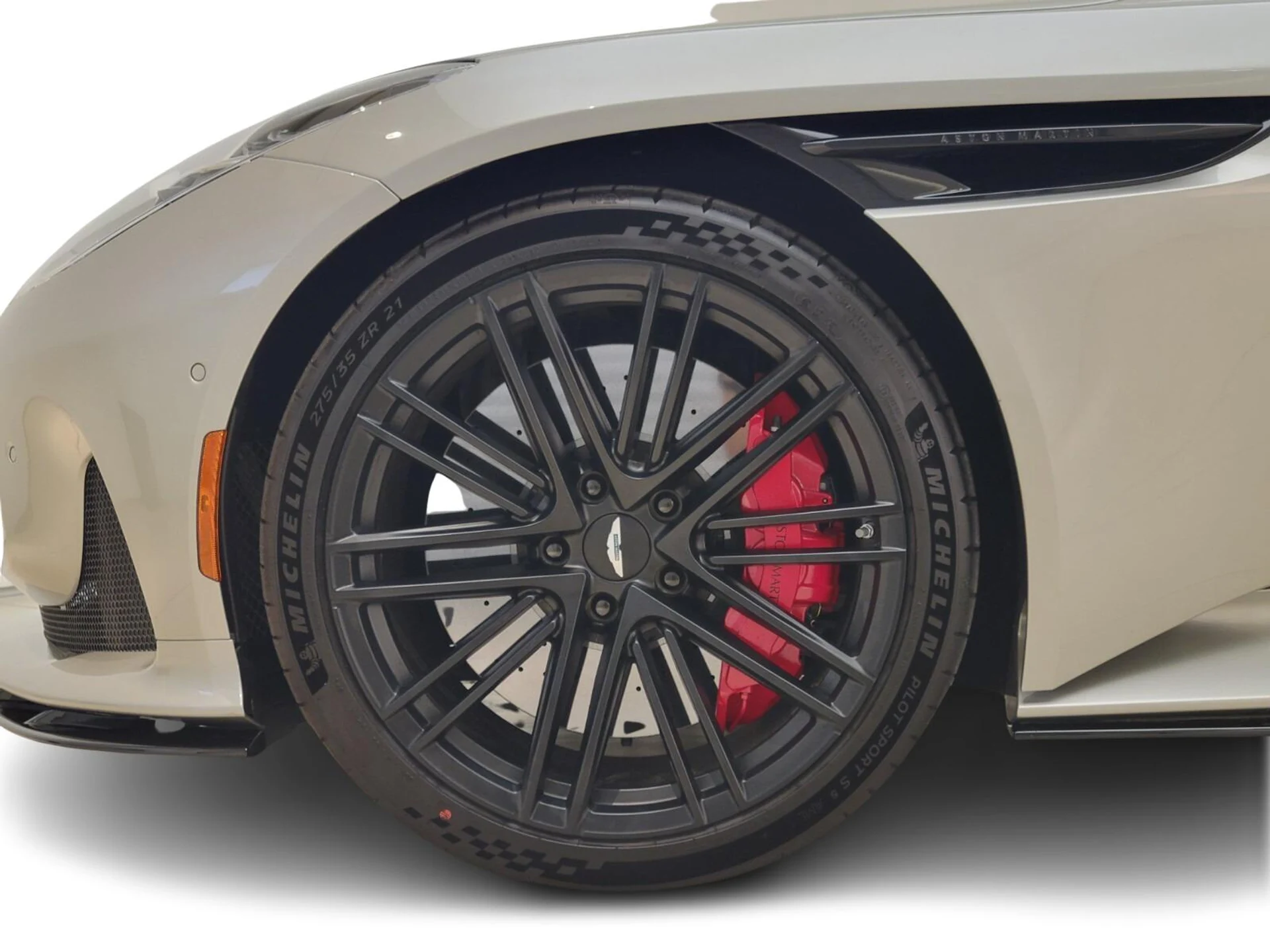 mph010_1548126452_Used_2024_Aston_Martin_DB_12_1734001265_54b267518a