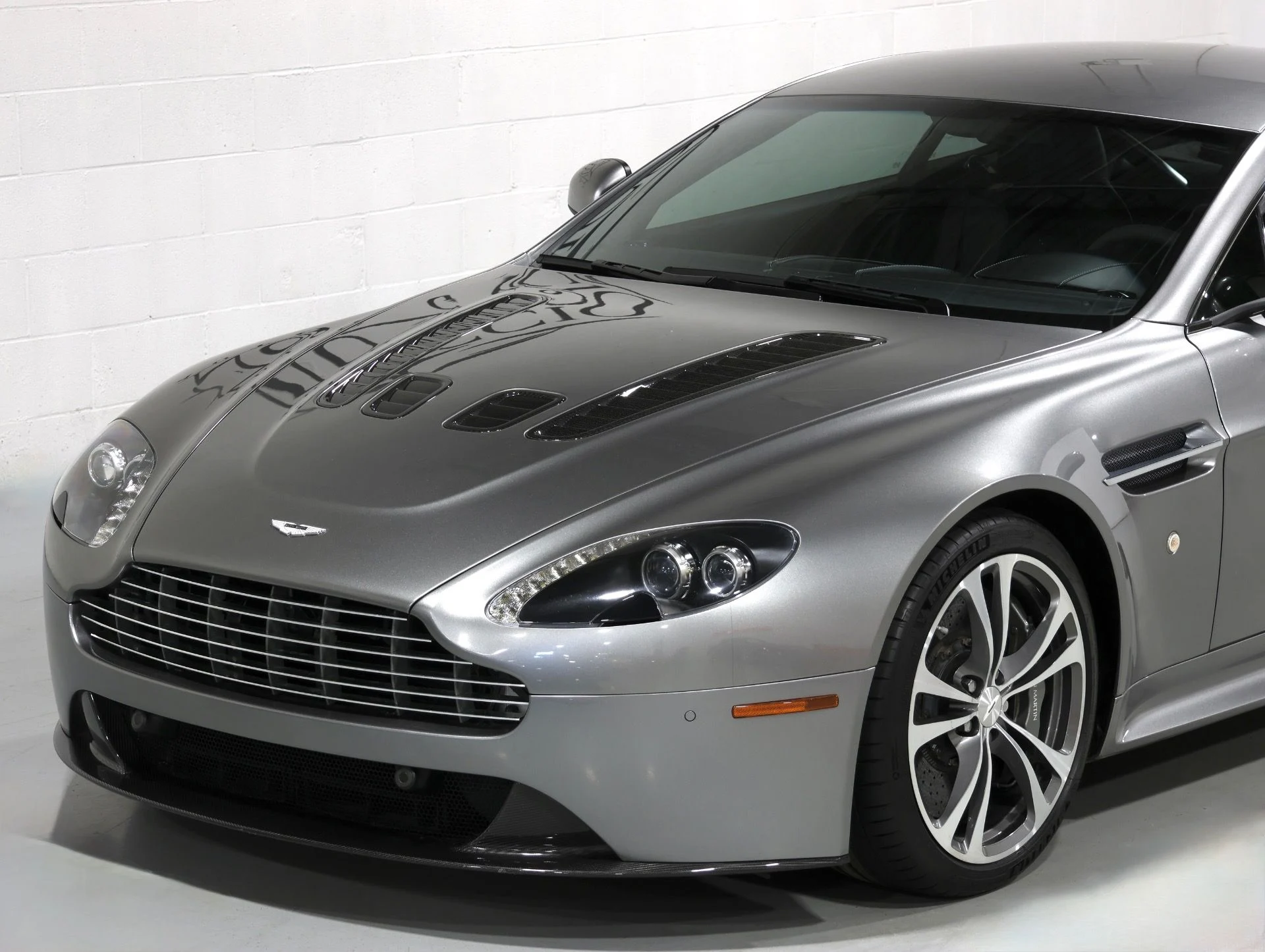 mph010_1549193141_Used_2012_Aston_Martin_V12_Vantage_Rare_6_Speed_Manual_Over_200_K_MSRP_20_K_In_Recent_Maintenance_1770846605_5784ca8ae1